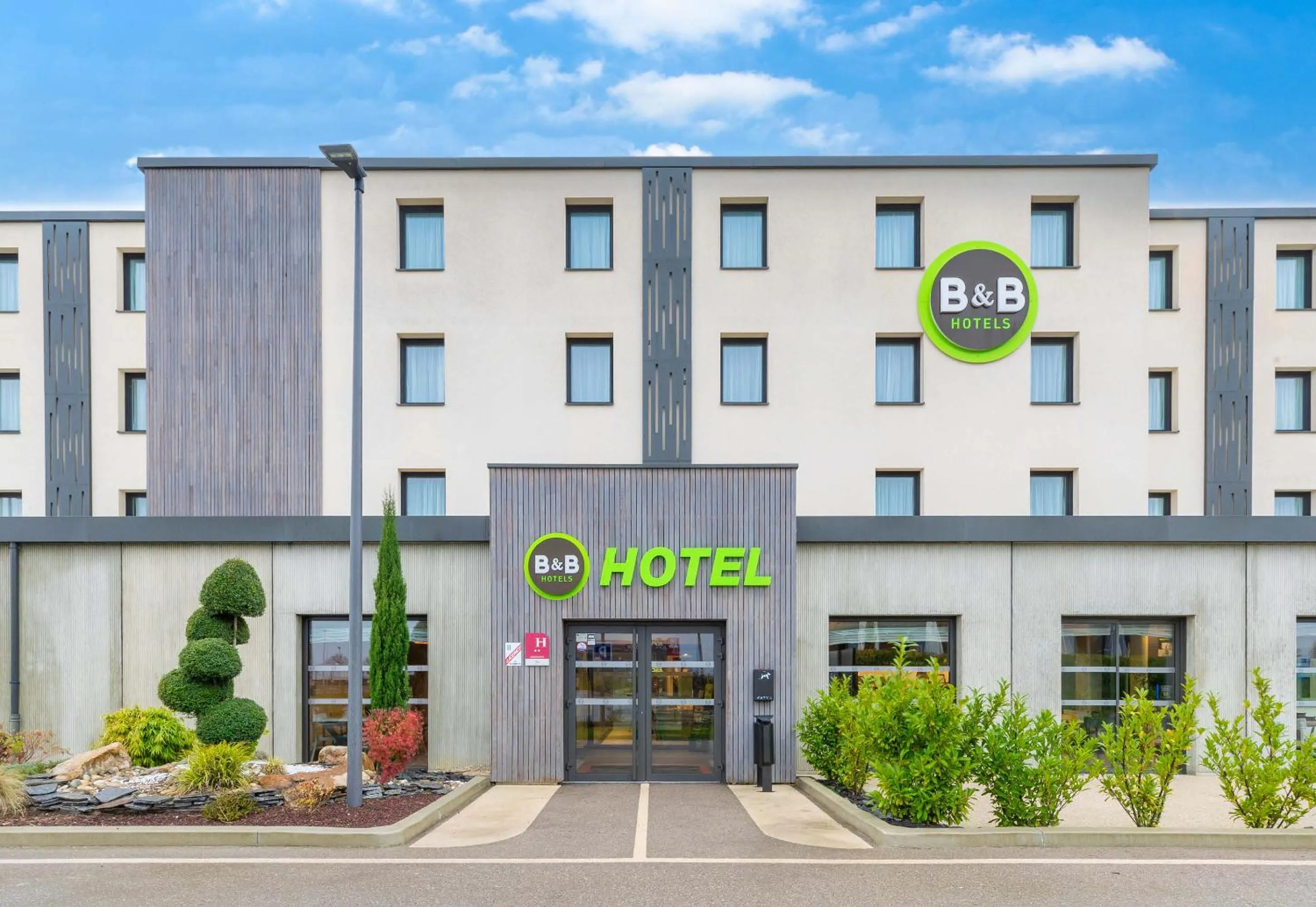 Property building in B&B HOTEL Troyes Magasins d'usine