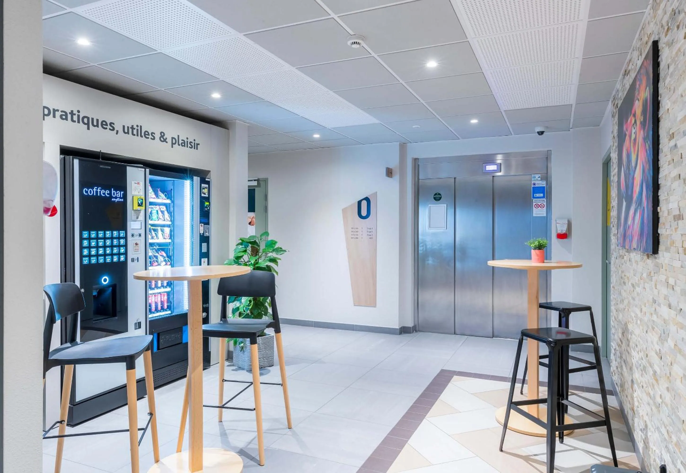 Lobby or reception in B&B HOTEL Troyes Magasins d'usine