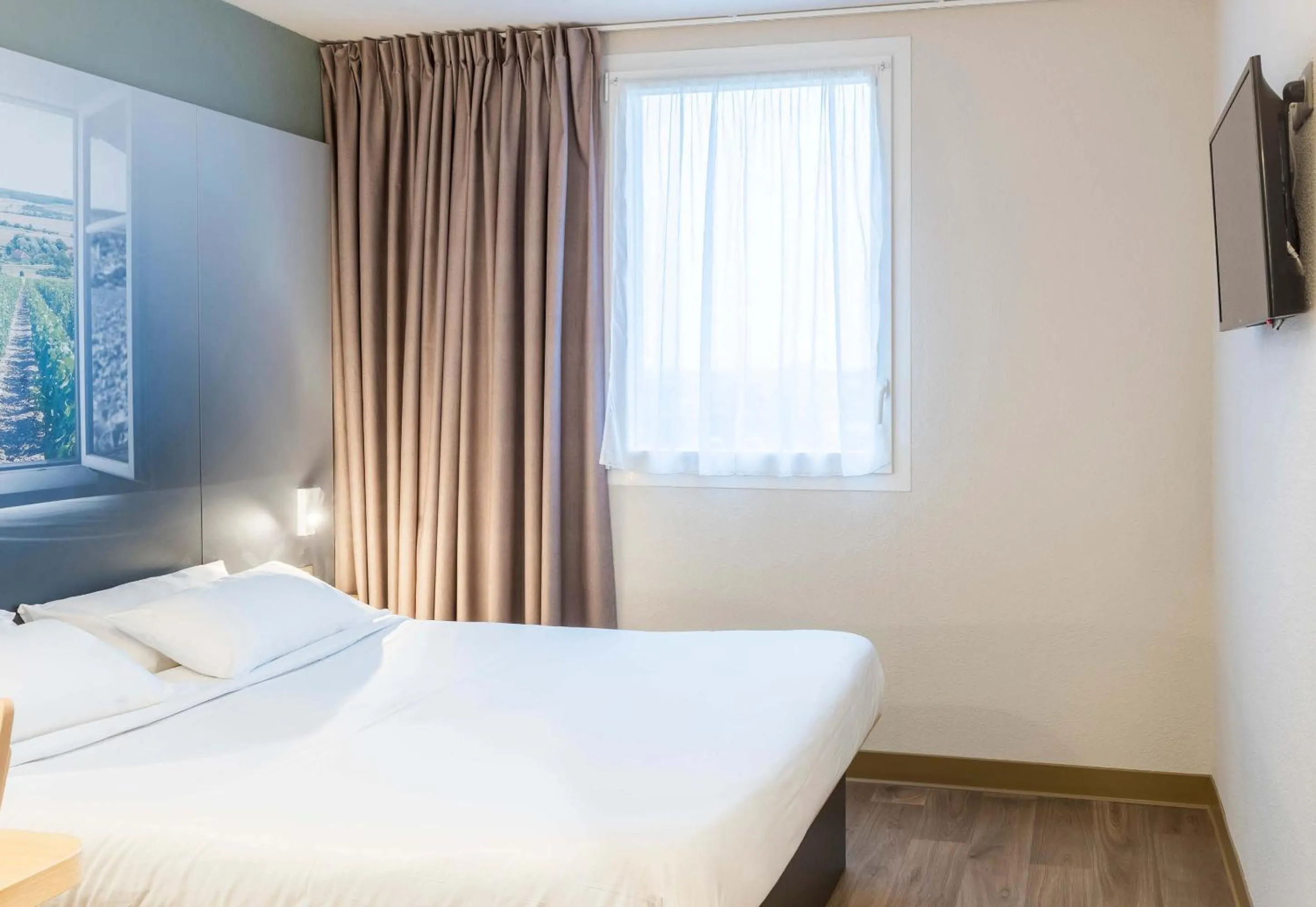 Bedroom, Bed in B&B HOTEL Troyes Magasins d'usine