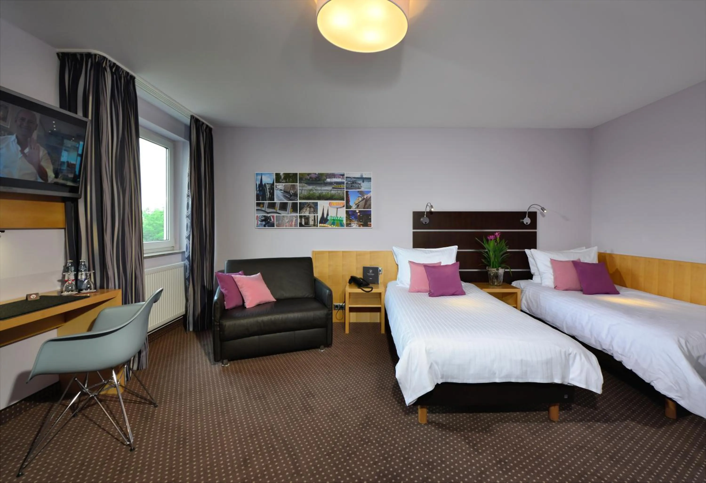 Photo of the whole room, Bed in Hotel Uhu Garni - Superior