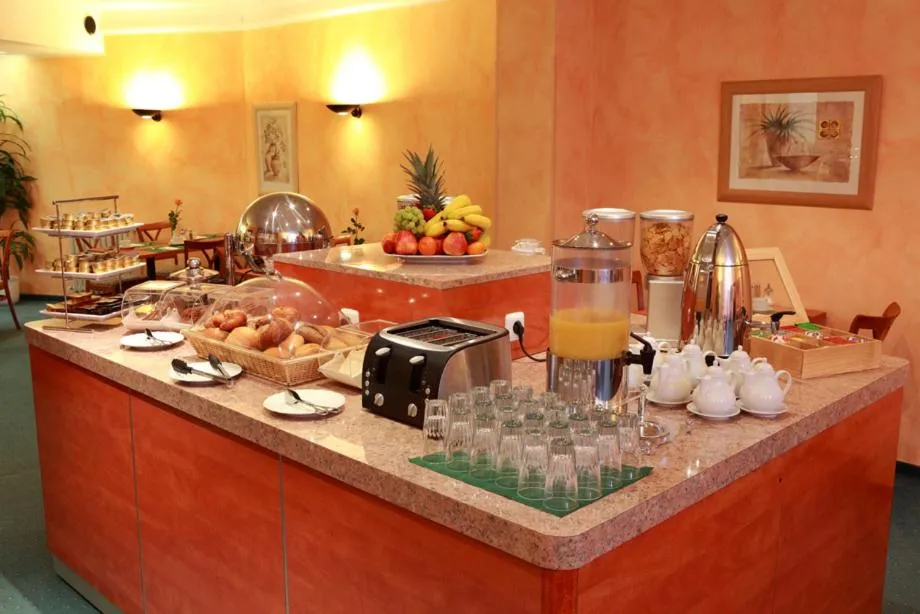 Restaurant/places to eat in Hotel Boulevard