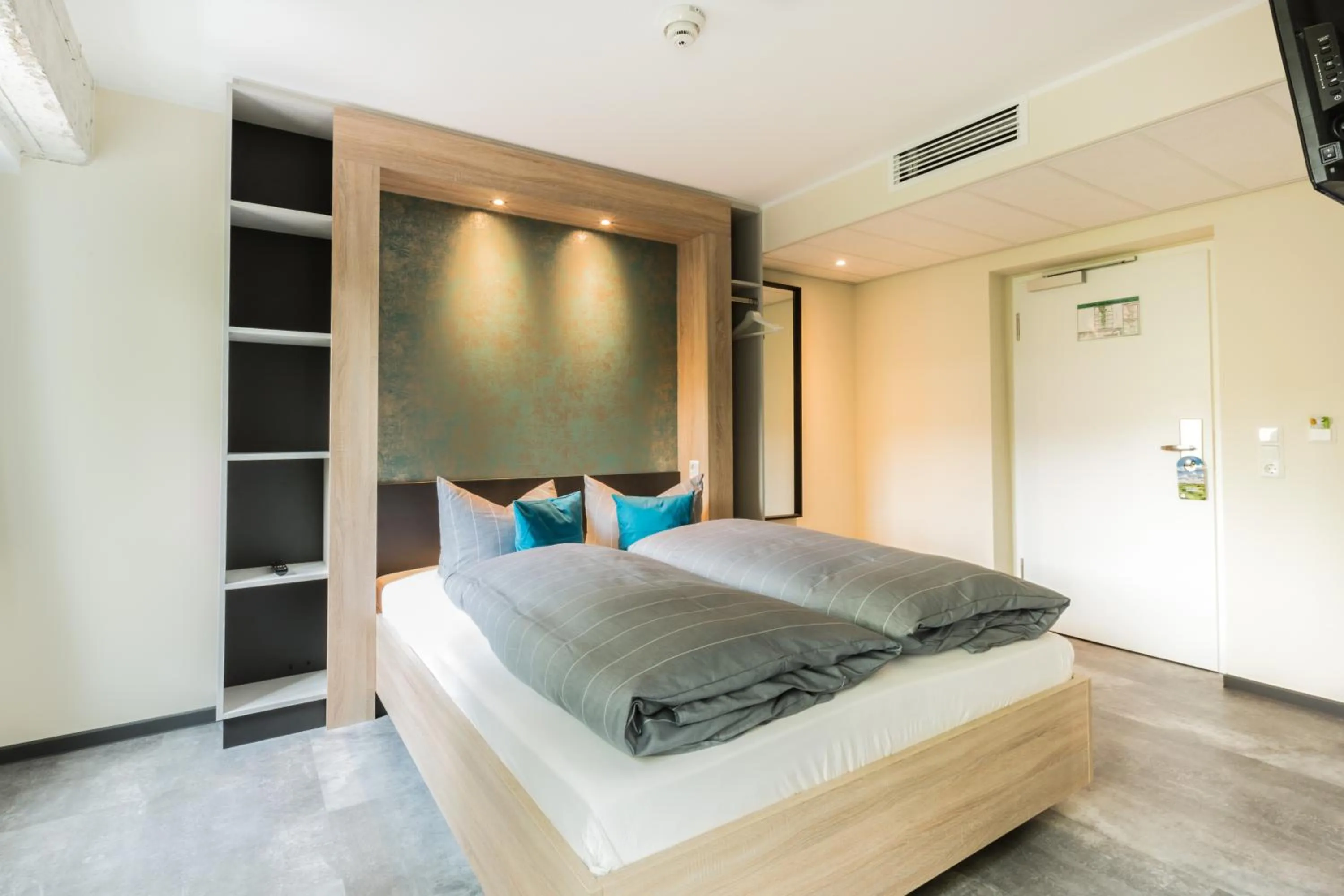 Photo of the whole room, Bed in Hotel DH -Deutsches Haus-