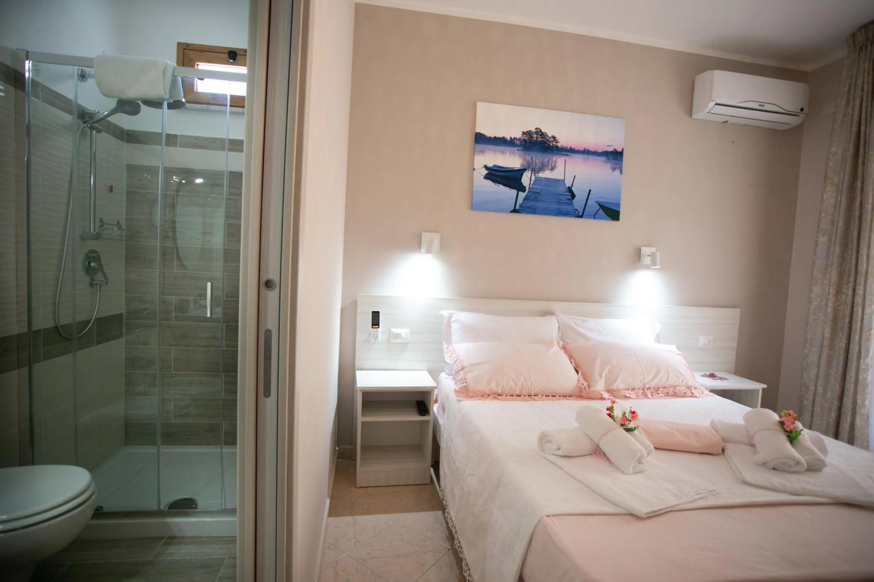 Shower, Bed in B&B Leonida