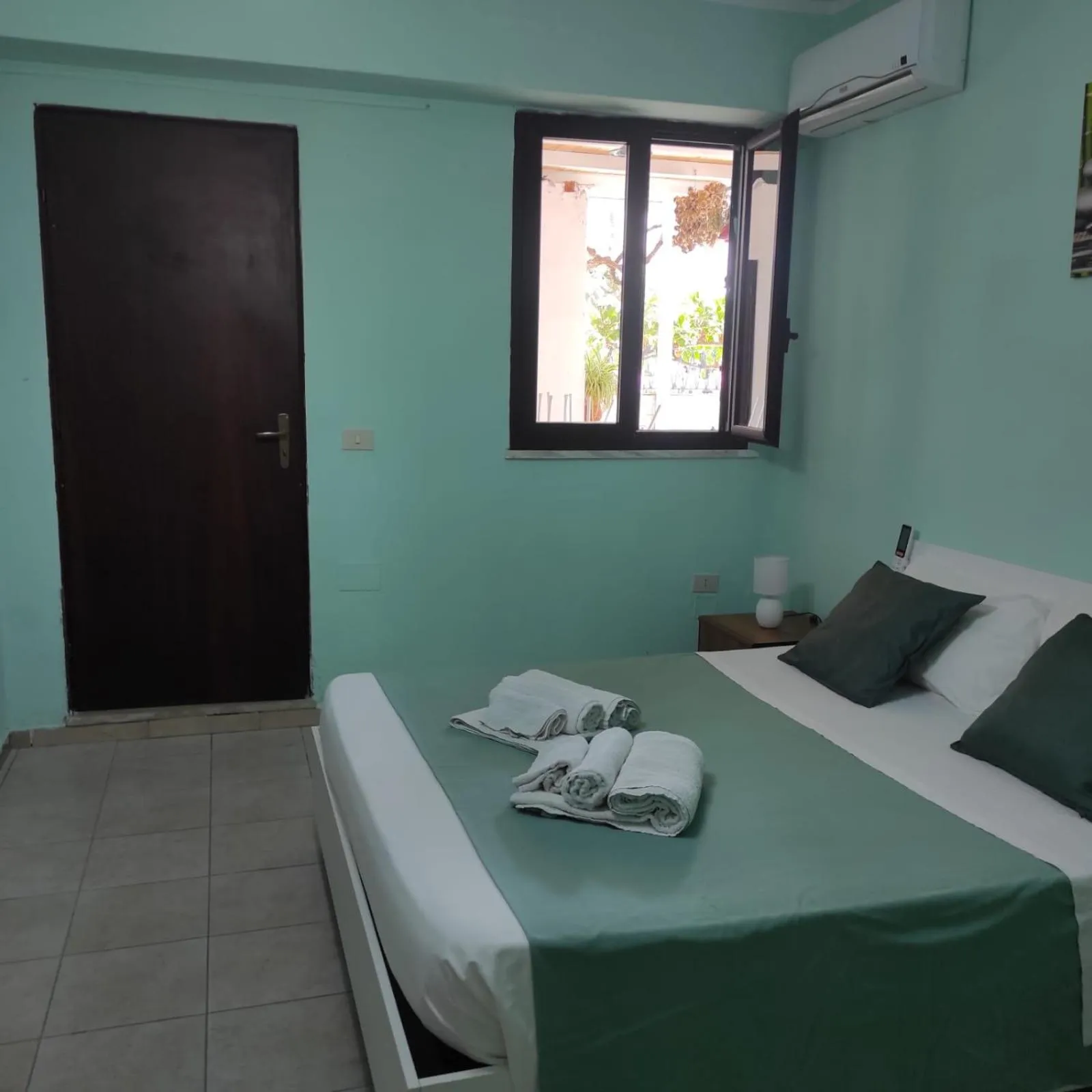 towels, Bed in B&B Leonida