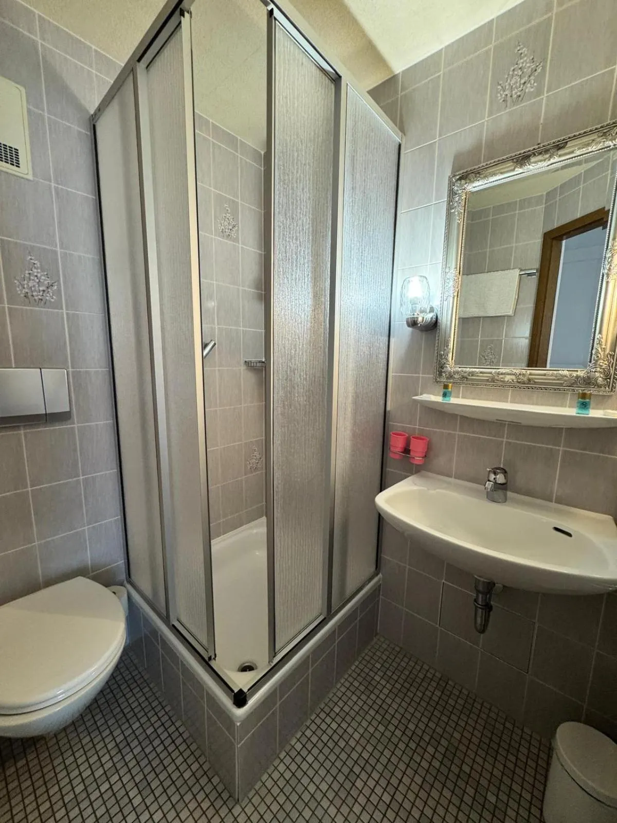 Bathroom in Hotel Post Cunter Biancardi