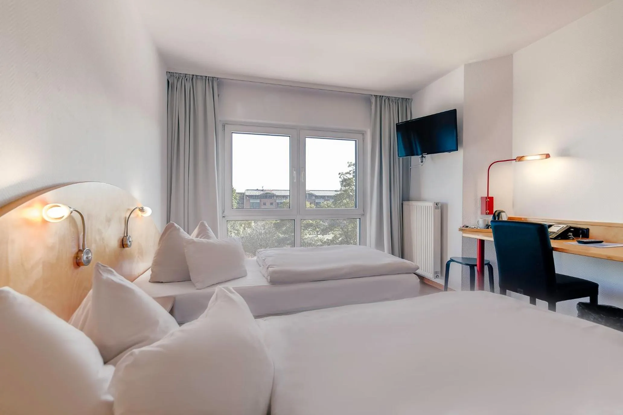 Photo of the whole room, Bed in Ambiente Langenhagen Hannover by Tulip Inn