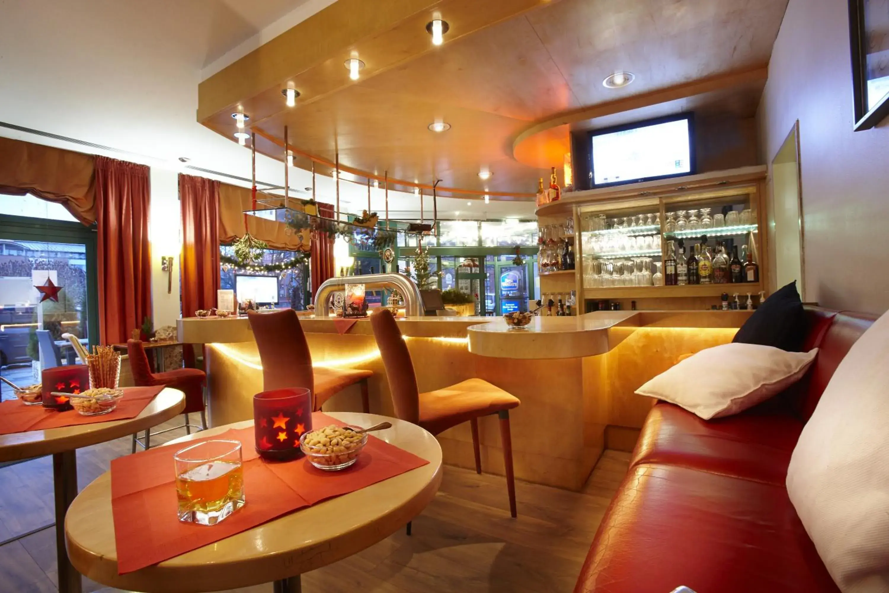 Lounge or bar in Ambiente Langenhagen Hannover by Tulip Inn Lounge or bar in Ambiente Langenhagen Hannover by Tulip Inn