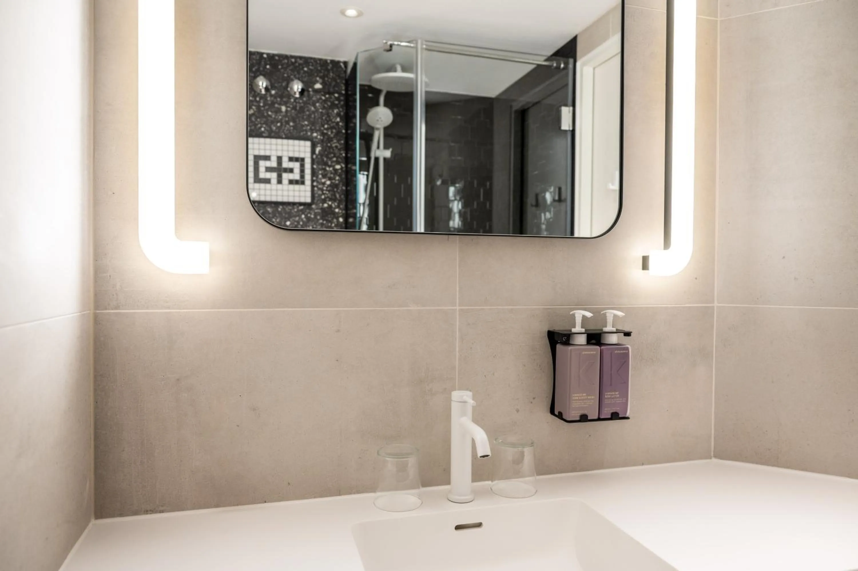 Shower in TRIBE Düsseldorf