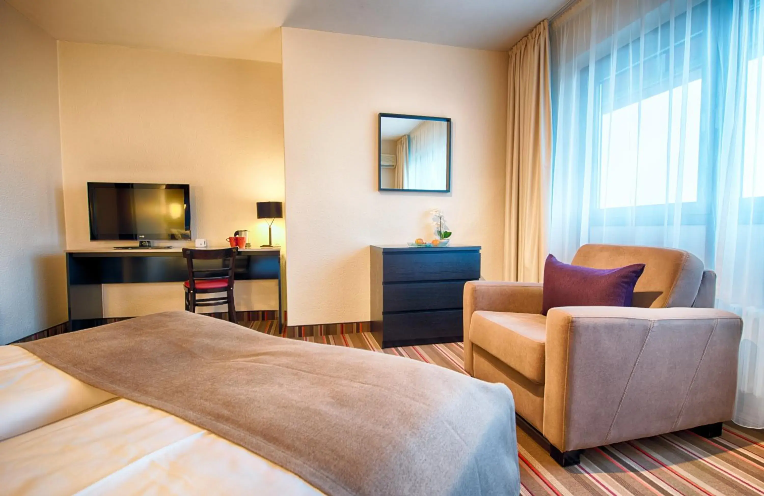 Bedroom, Seating Area in Leonardo Inn Hotel Hamburg Airport