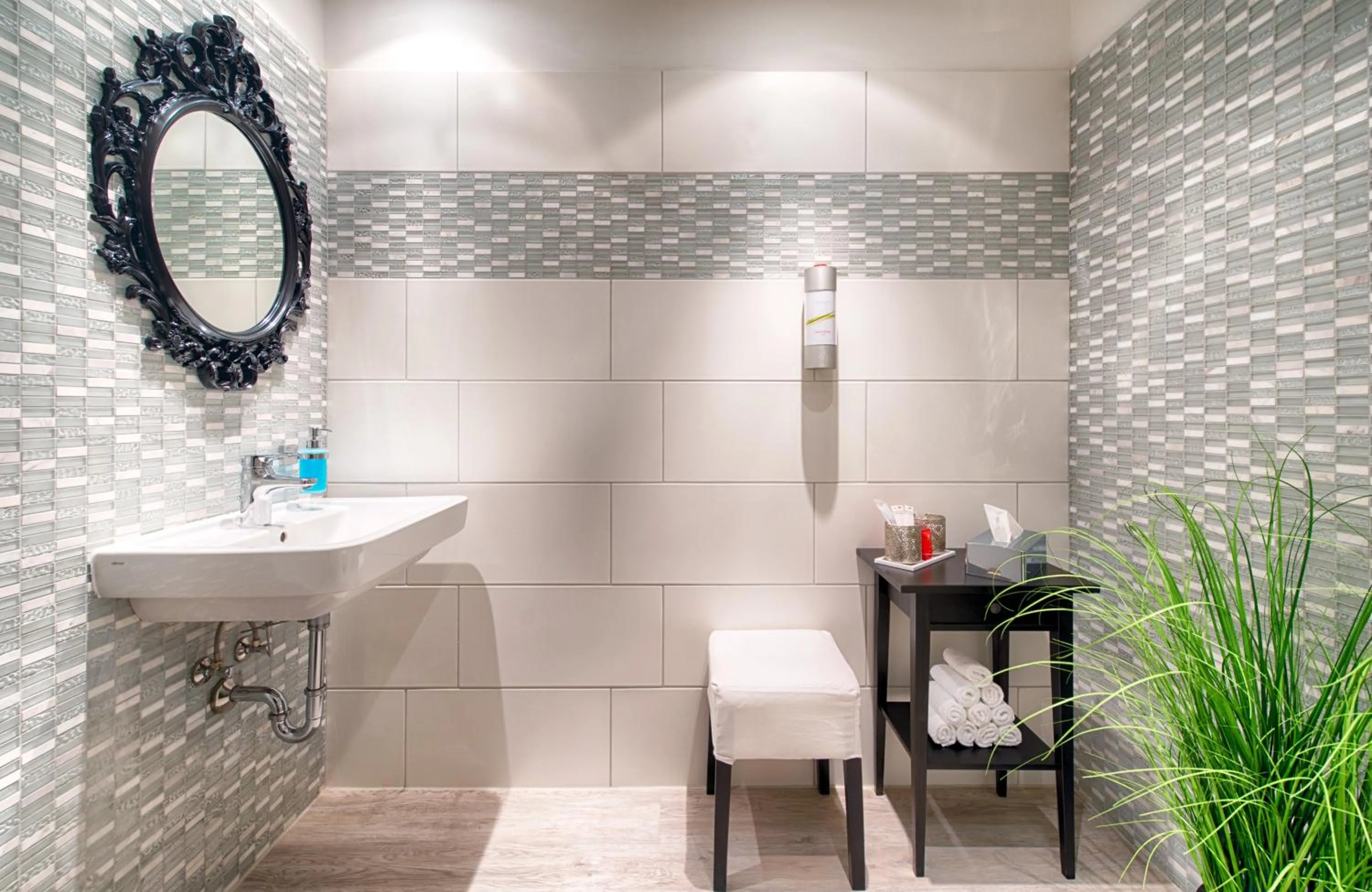 Decorative detail, Bathroom in Leonardo Inn Hotel Hamburg Airport