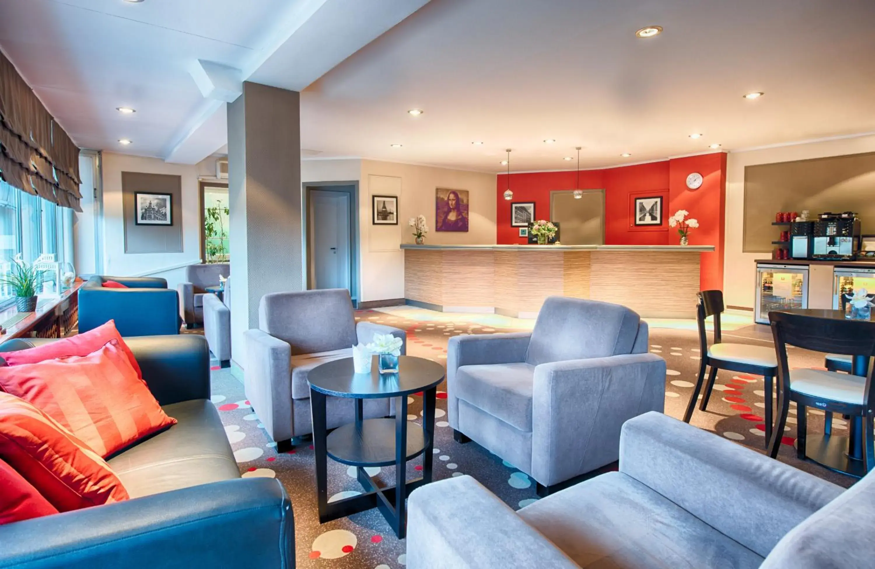 Lobby or reception, Lounge/Bar in Leonardo Inn Hotel Hamburg Airport