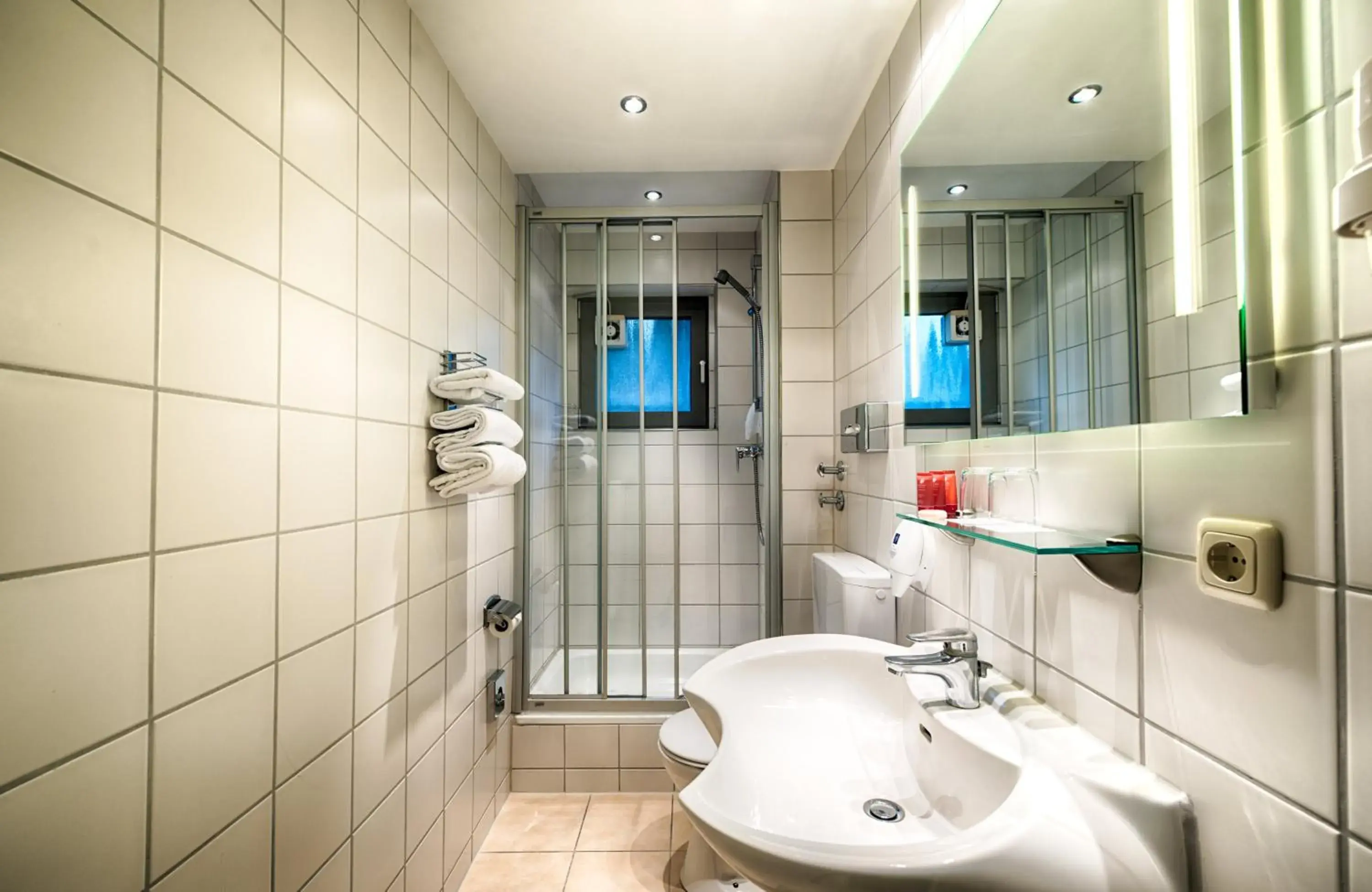 Bathroom in Leonardo Inn Hotel Hamburg Airport