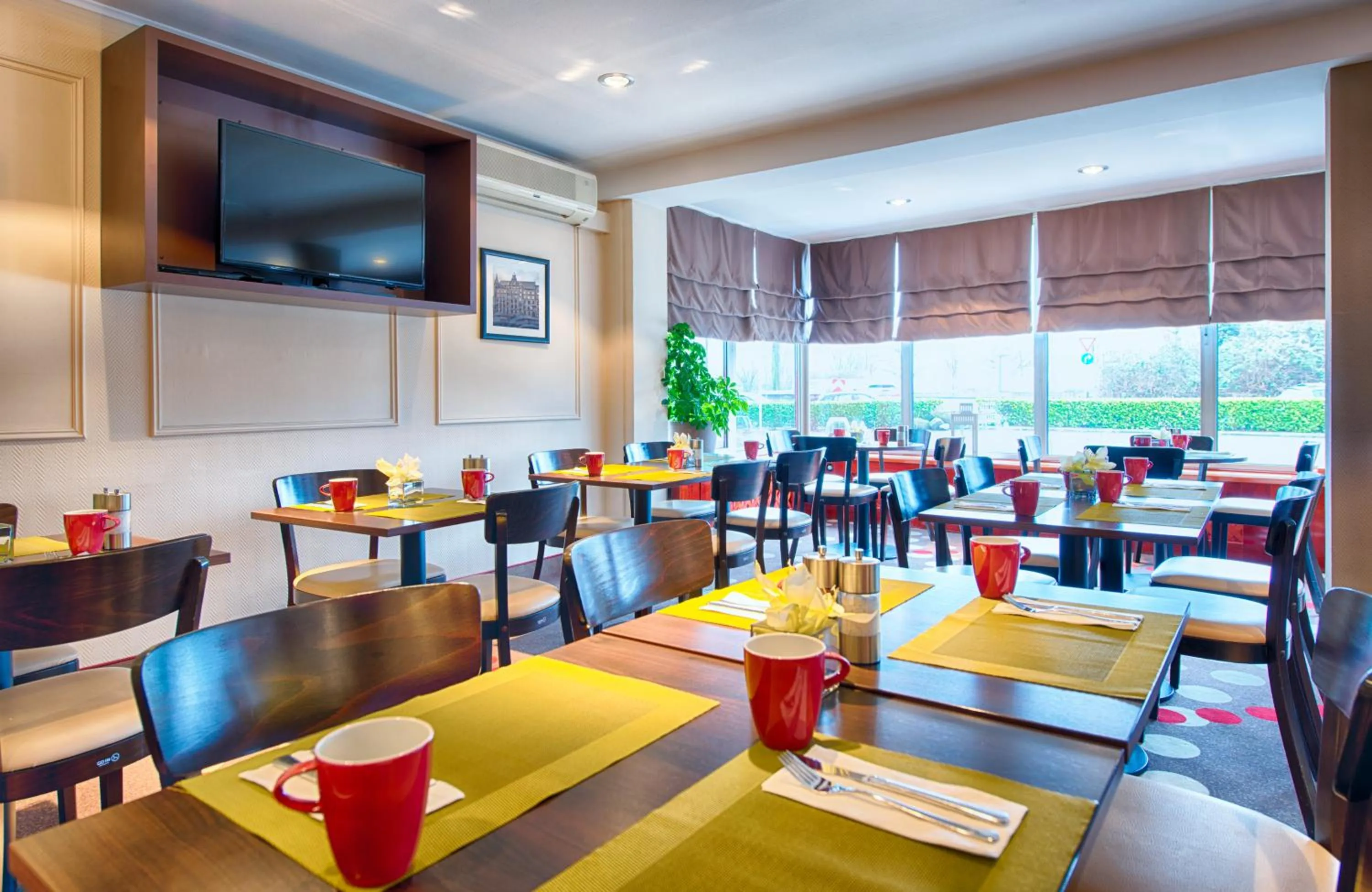 Breakfast, Restaurant/Places to Eat in Leonardo Inn Hotel Hamburg Airport
