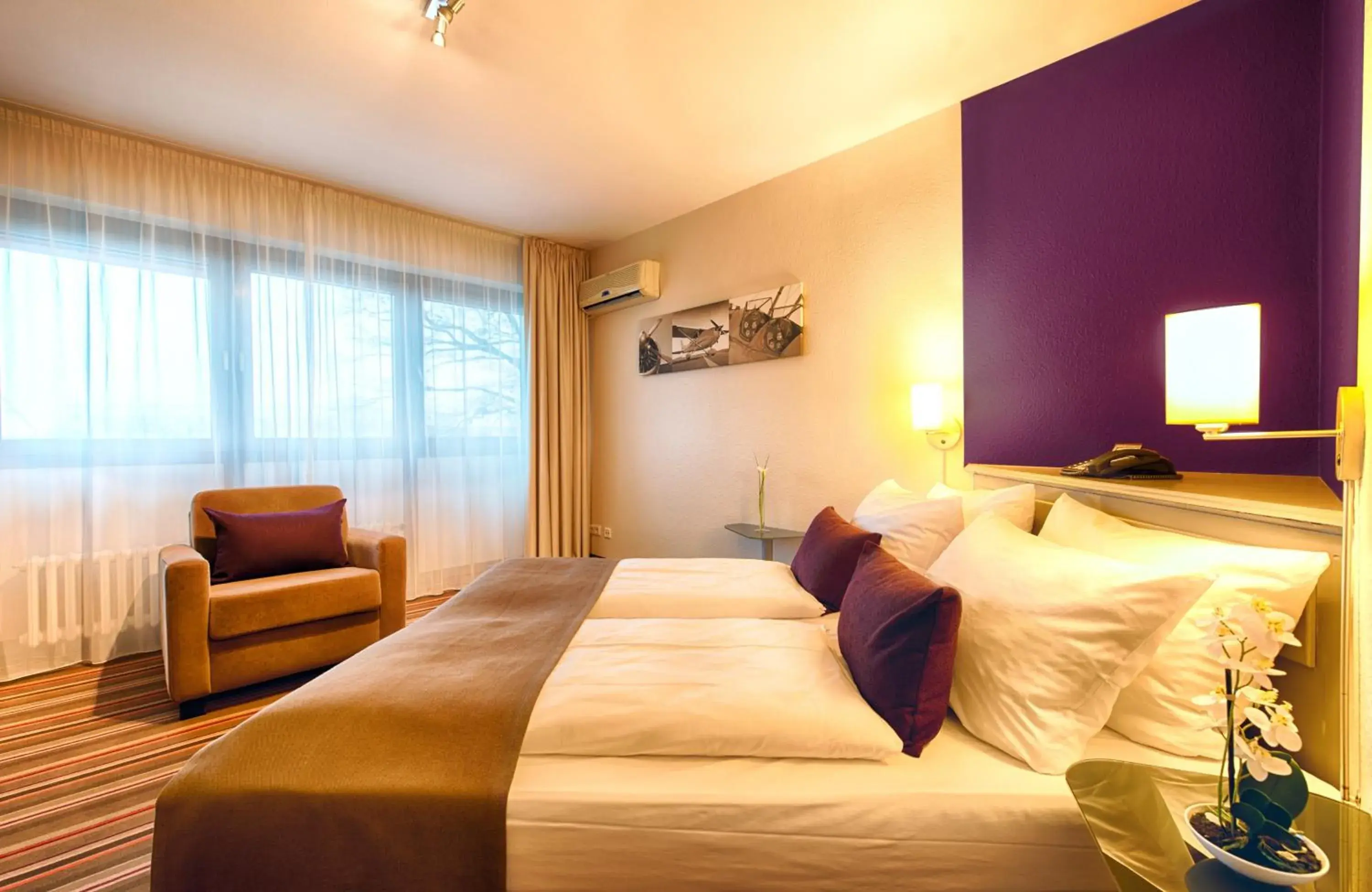 Bedroom, Bed in Leonardo Inn Hotel Hamburg Airport
