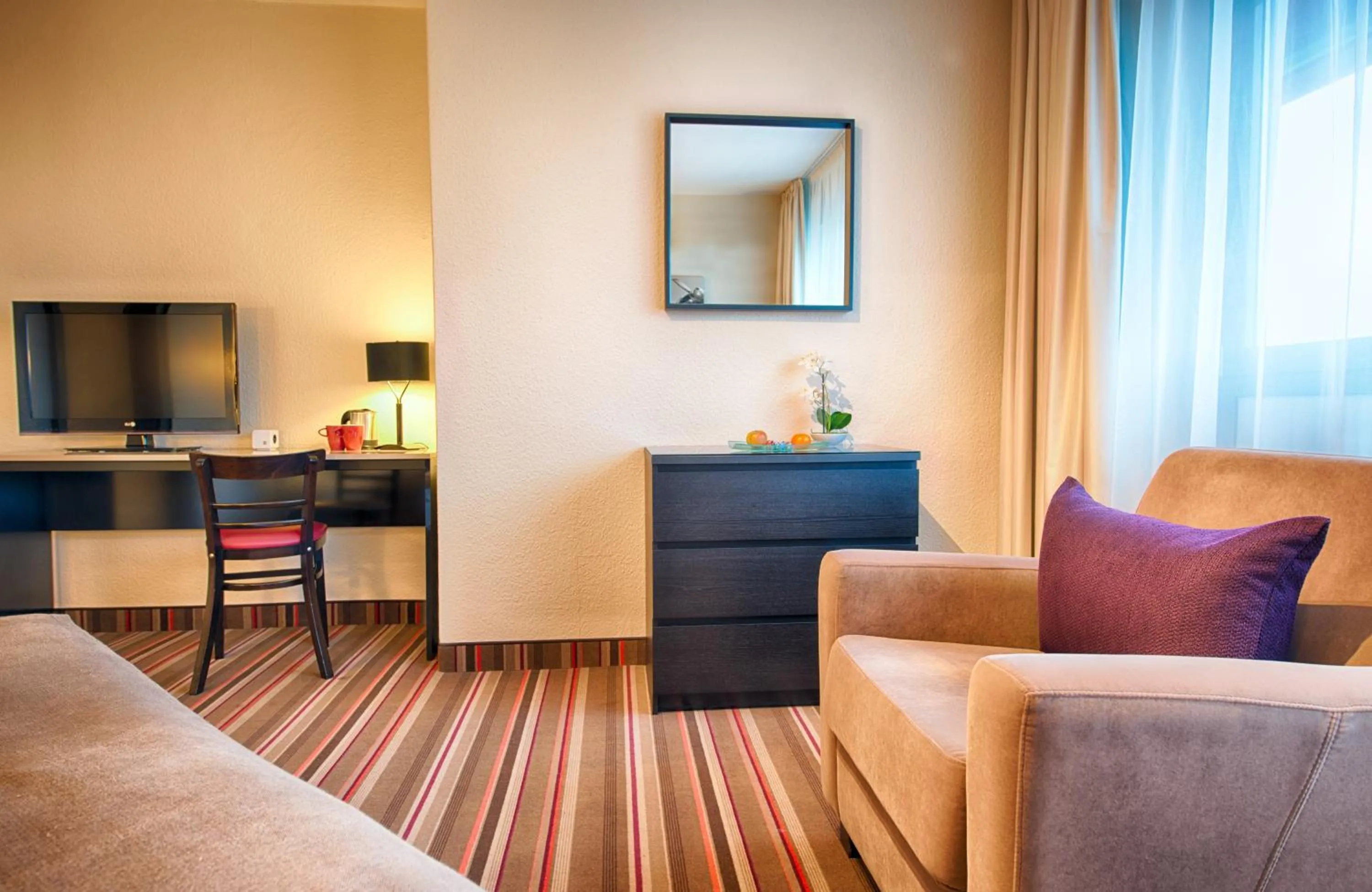 Bedroom, Seating Area in Leonardo Inn Hotel Hamburg Airport