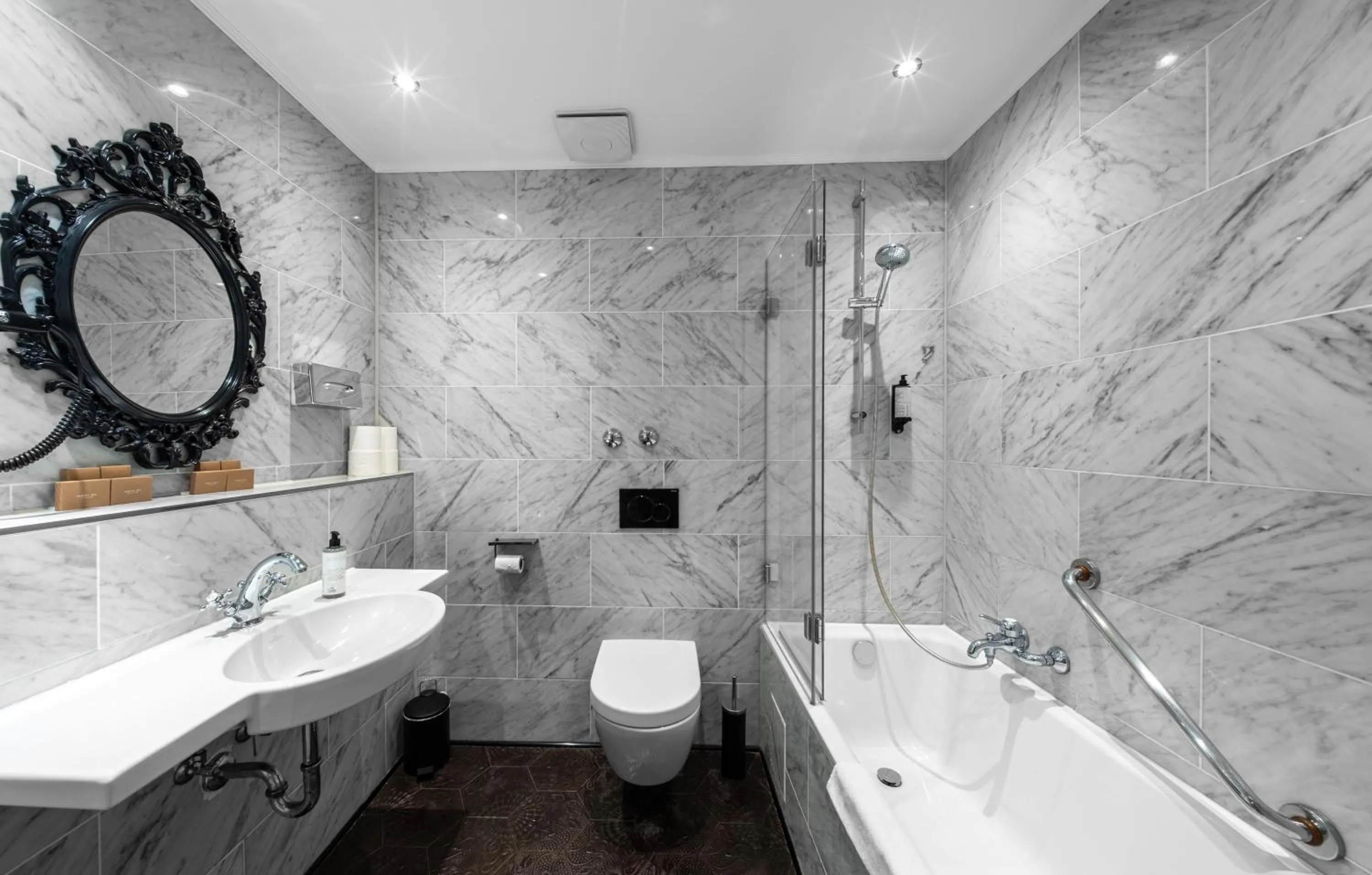 Bathroom in The Suite Hotel Garden