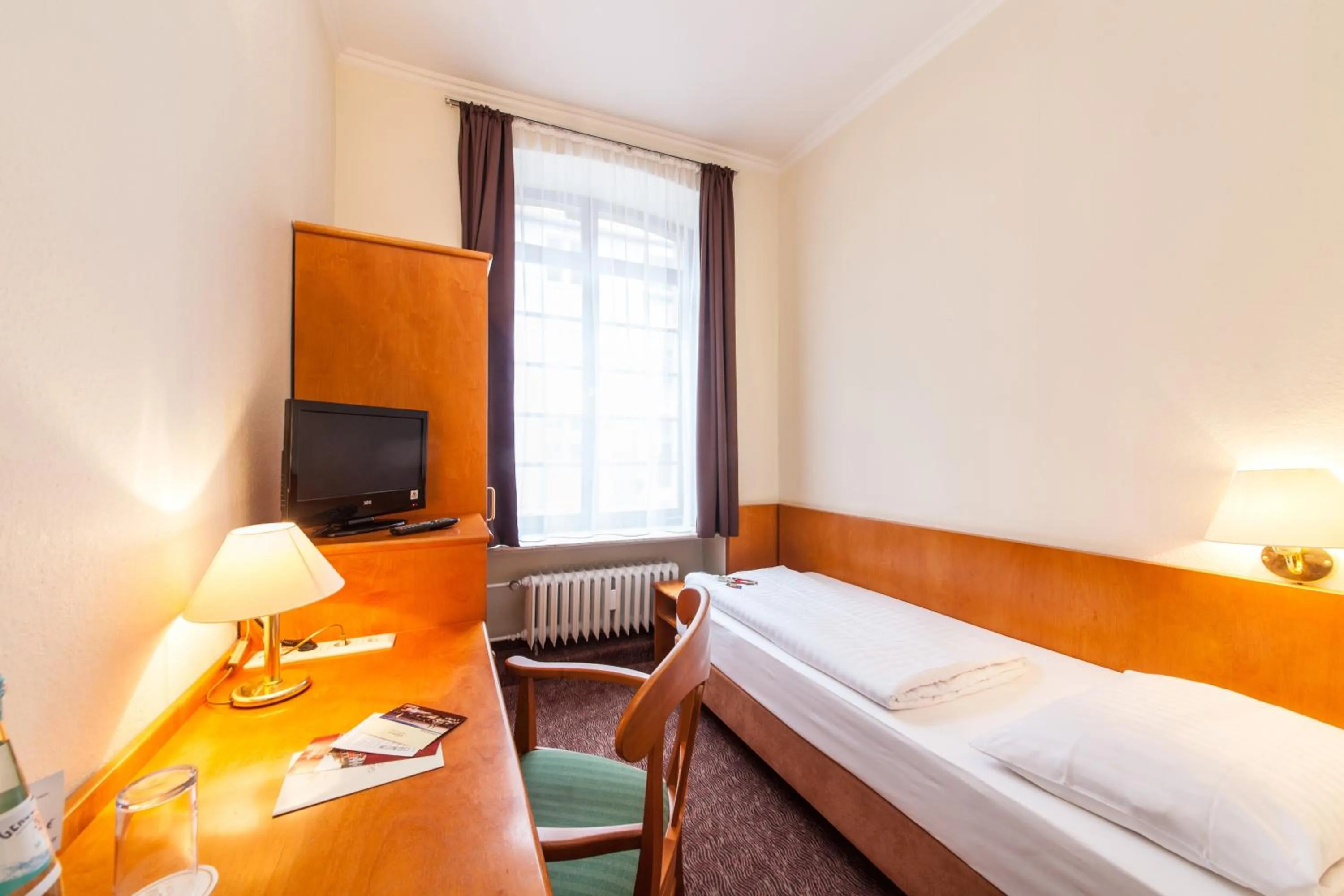 Photo of the whole room, Bed in Hotel Ahl Meerkatzen