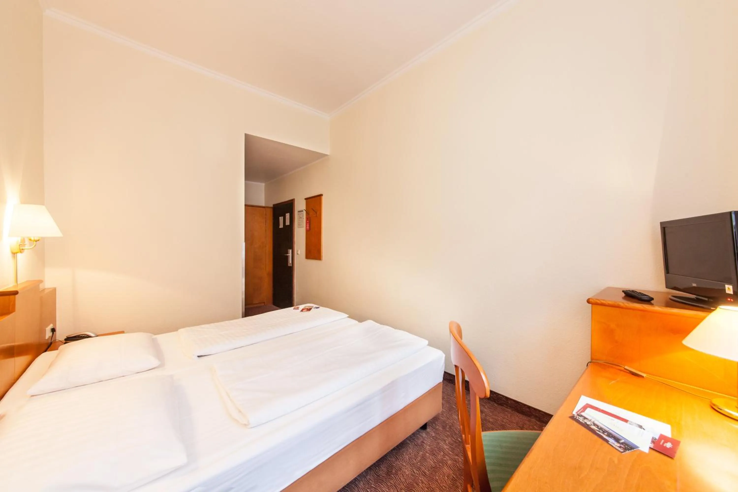 Photo of the whole room, Bed in Hotel Ahl Meerkatzen