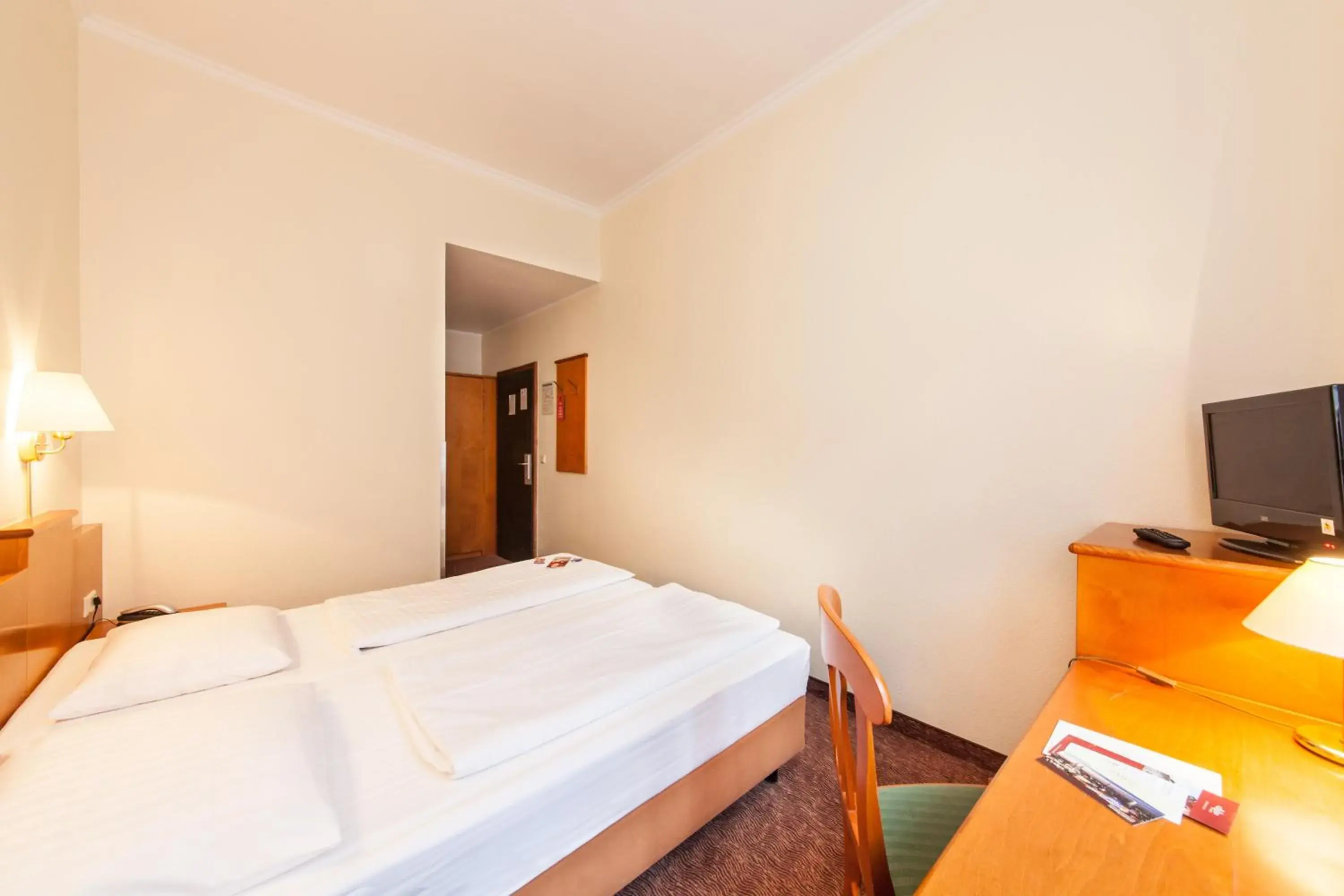 Photo of the whole room, Bed in Hotel Ahl Meerkatzen Photo of the whole room, Bed in Hotel Ahl Meerkatzen