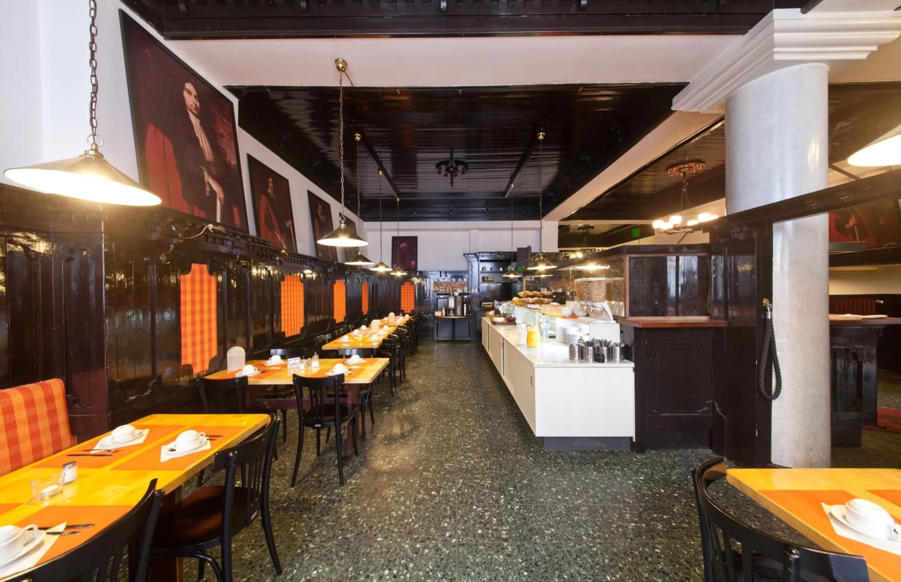 Restaurant/places to eat in Hotel Ahl Meerkatzen