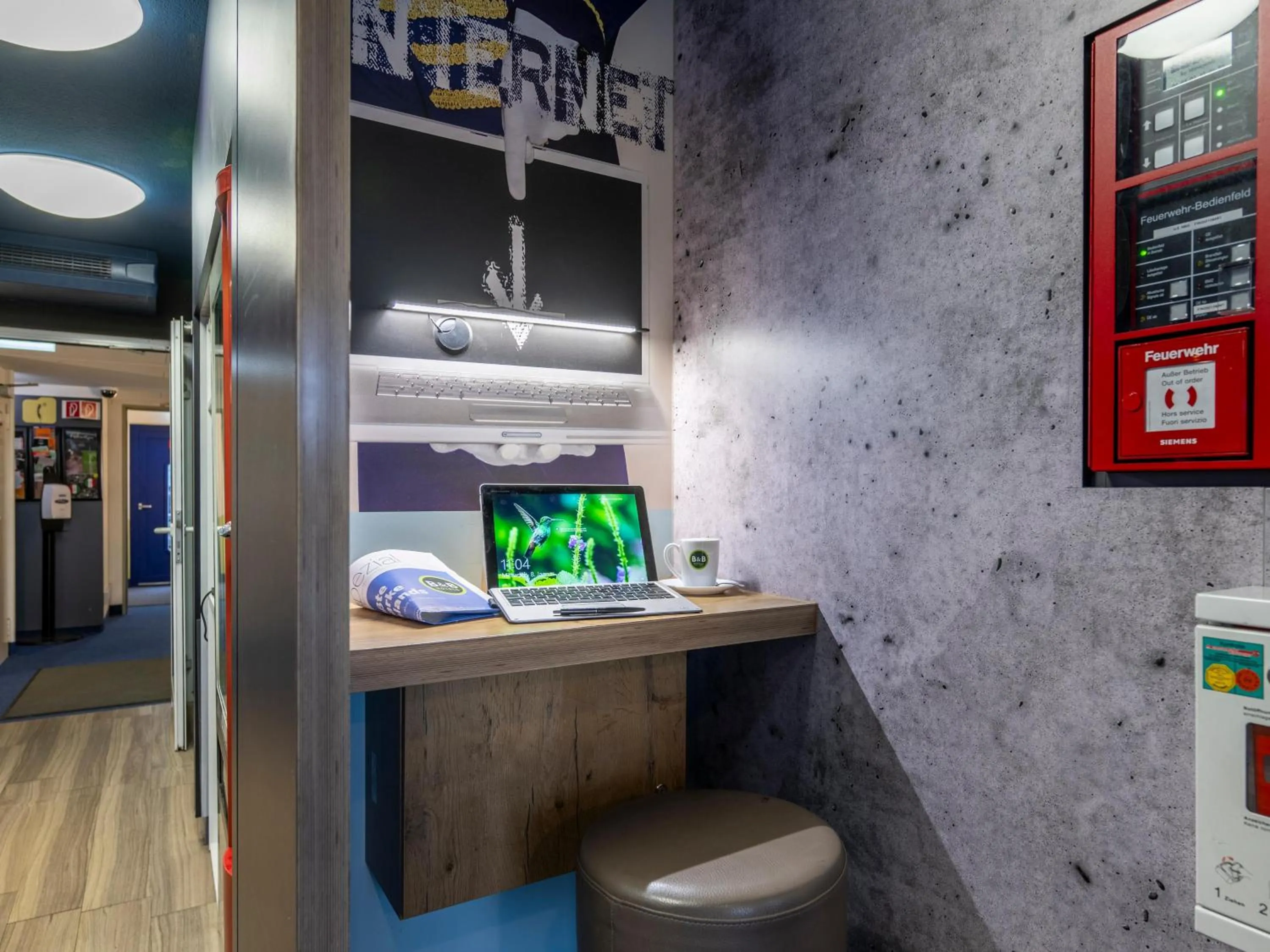 Lobby or reception in ibis budget Bremen City Süd