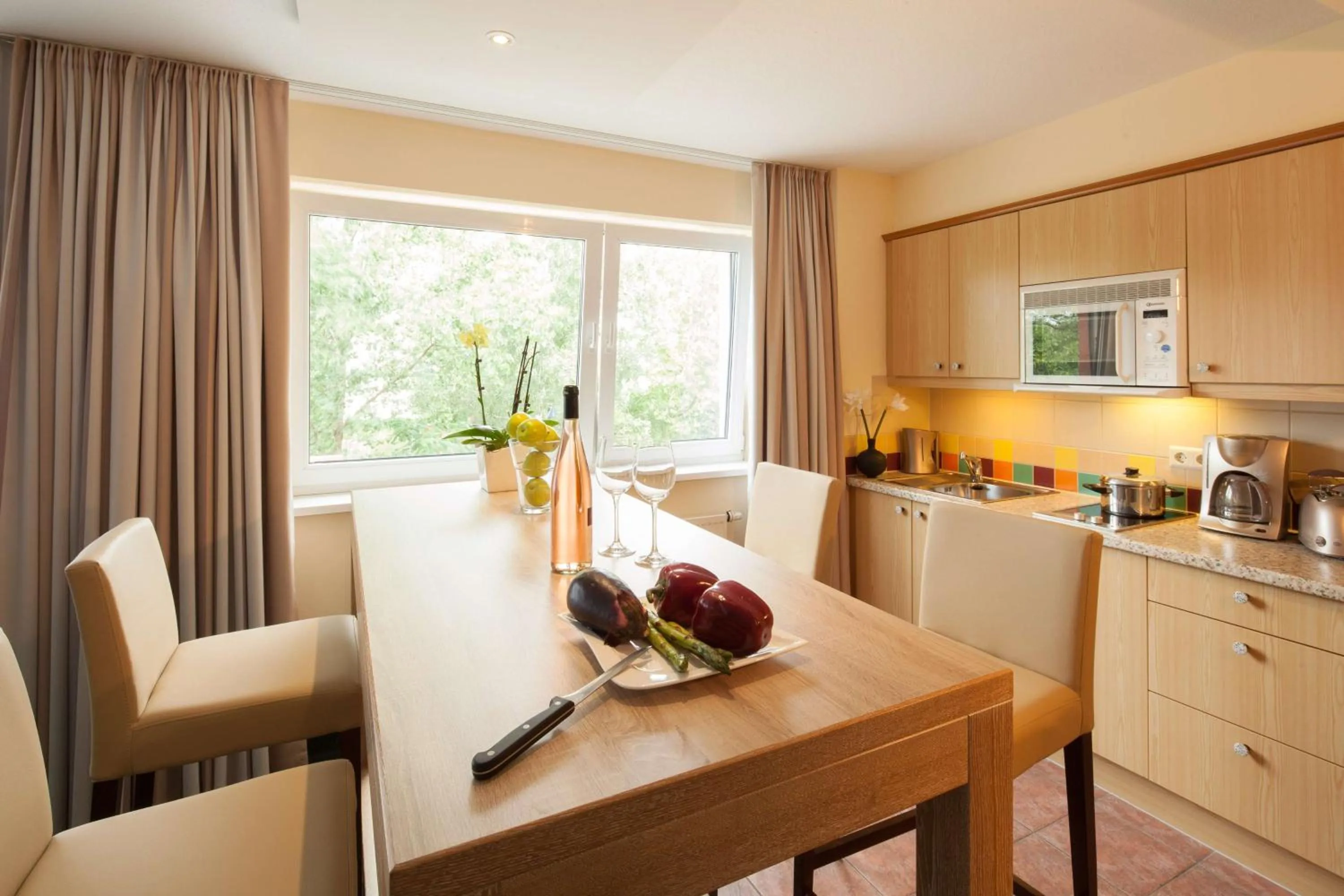 Kitchen or kitchenette in Suite Hotel Leipzig