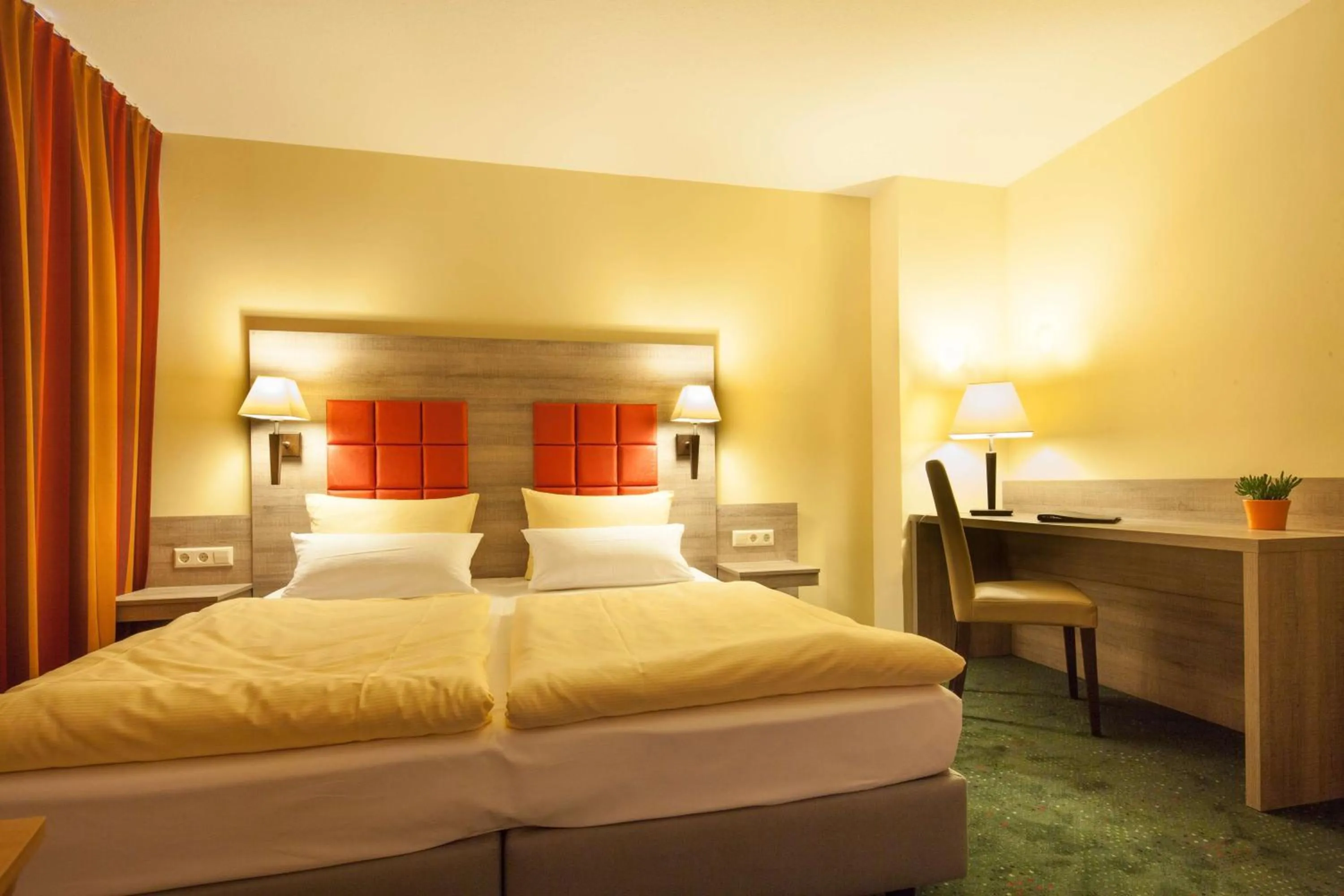 Bedroom, Bed in Suite Hotel Leipzig