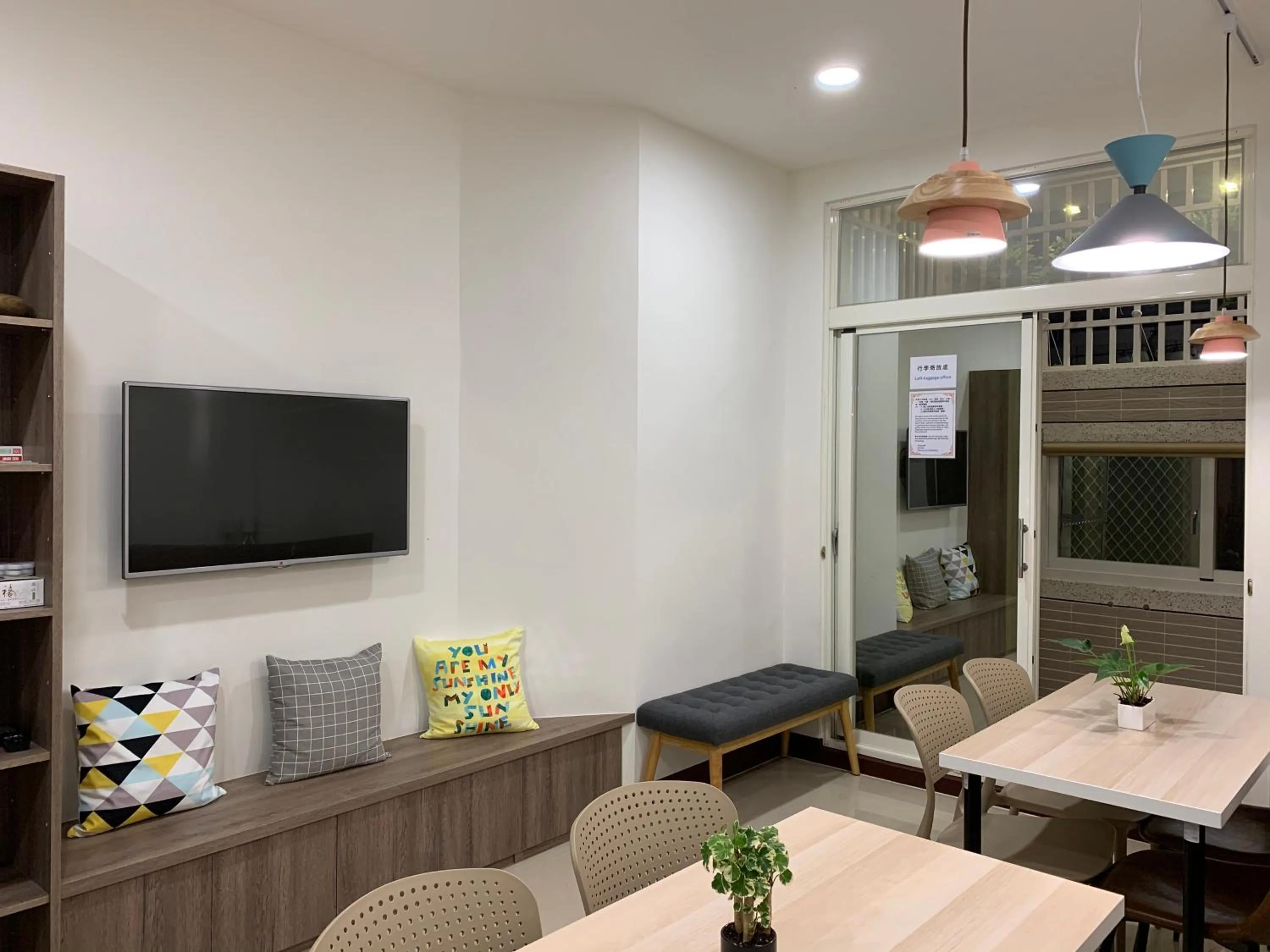 Communal lounge/ TV room in 910 Hostel (Chengdong)