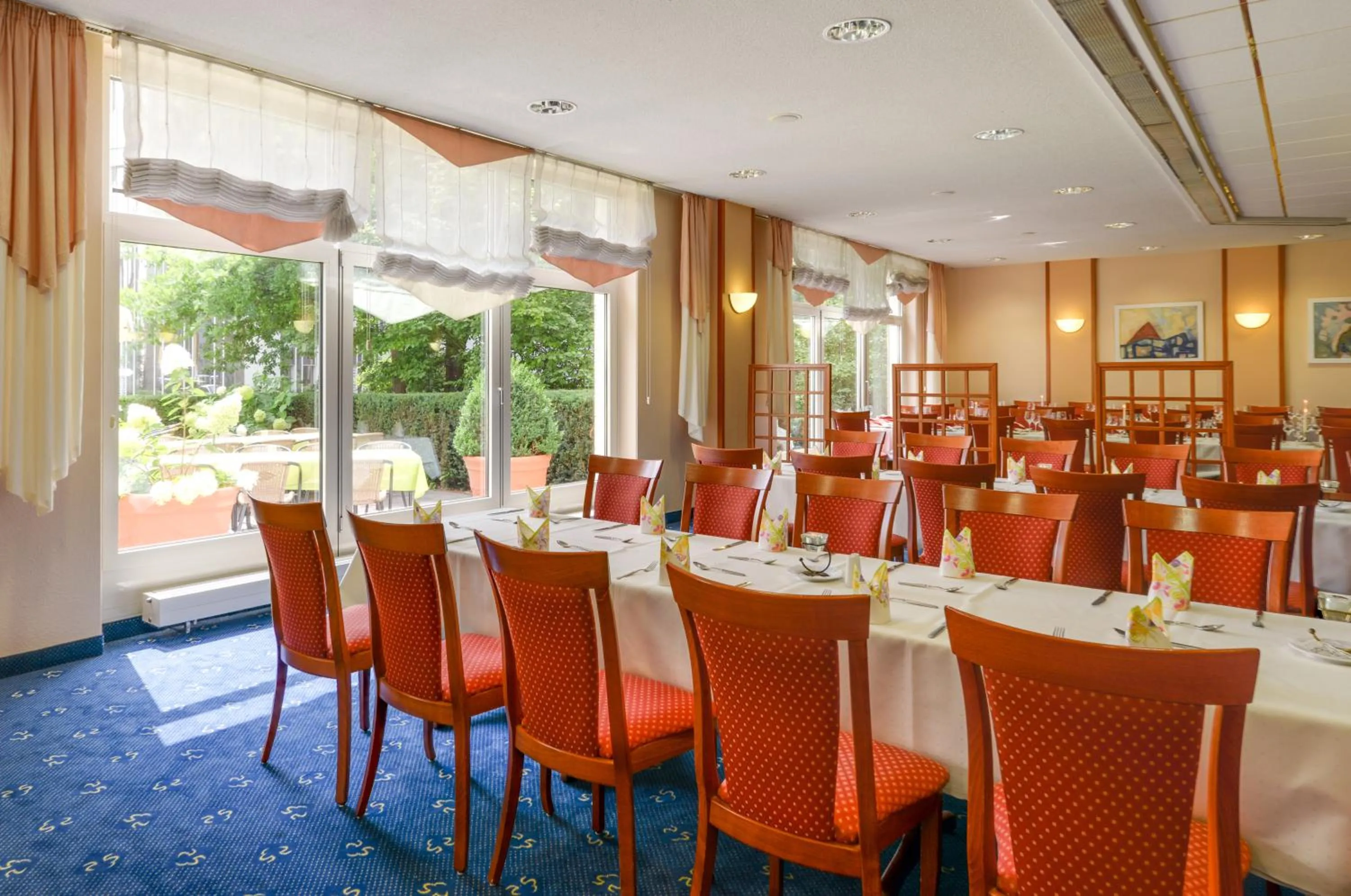 Restaurant/places to eat in NOVINA HOTEL Südwestpark