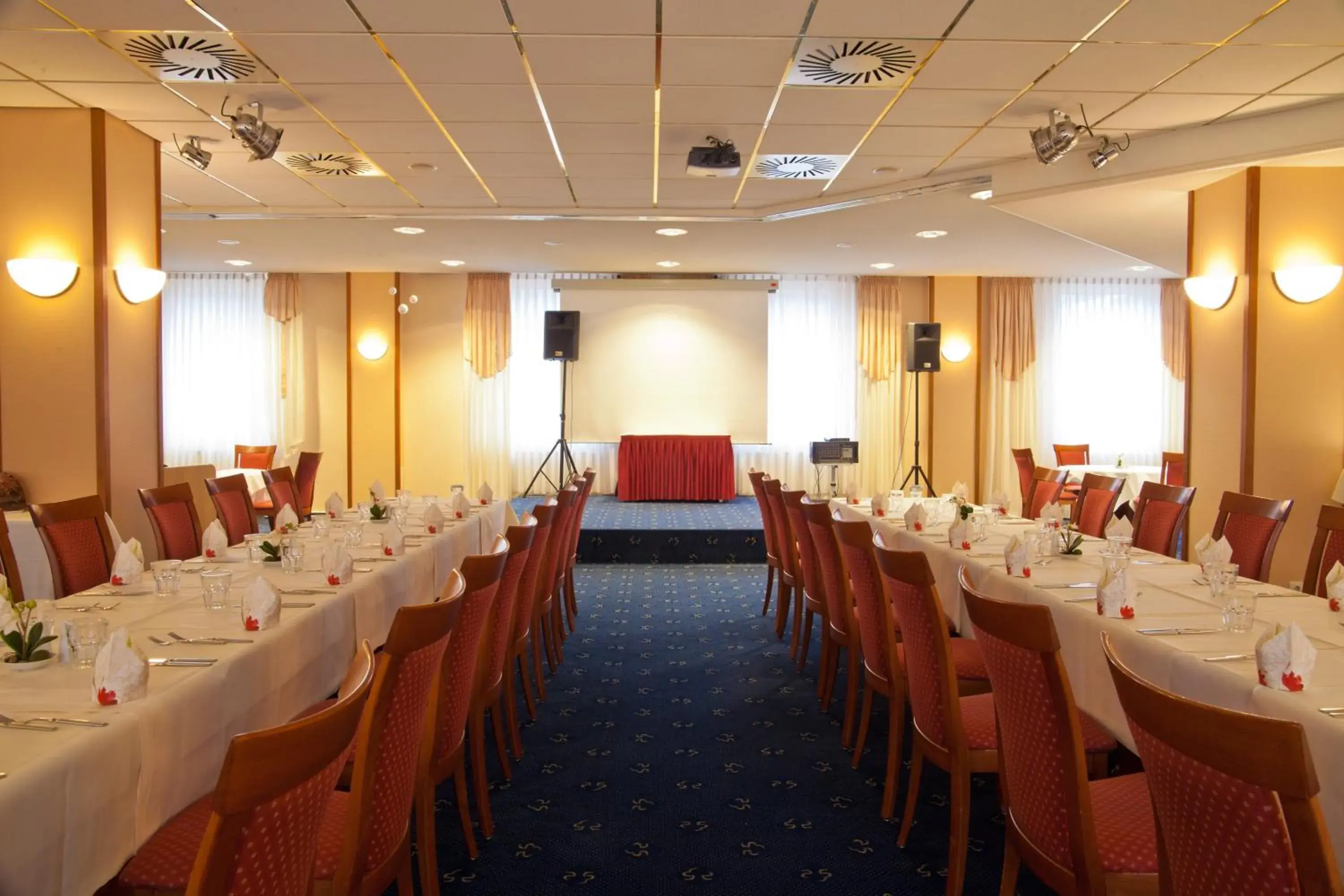 Business facilities, Restaurant/Places to Eat in NOVINA HOTEL Sudwestpark