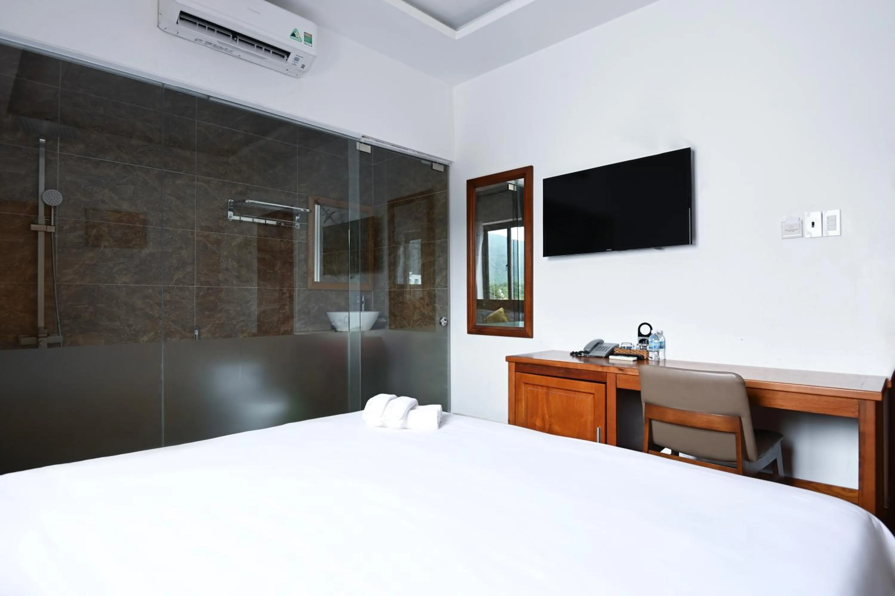 Bedroom, Bed in Kim Ngân Hotel