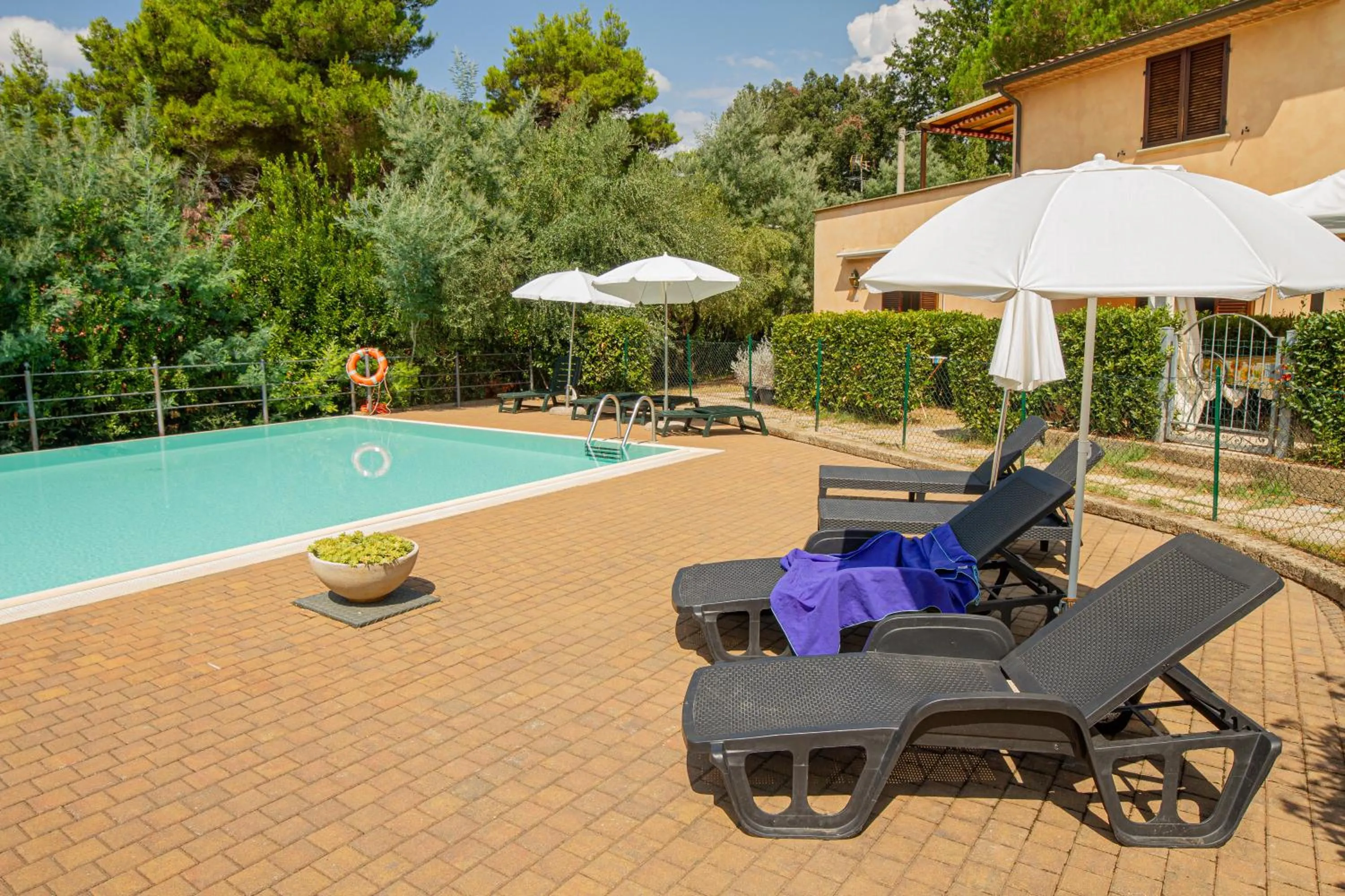 Swimming pool in Matteo's Apartments
