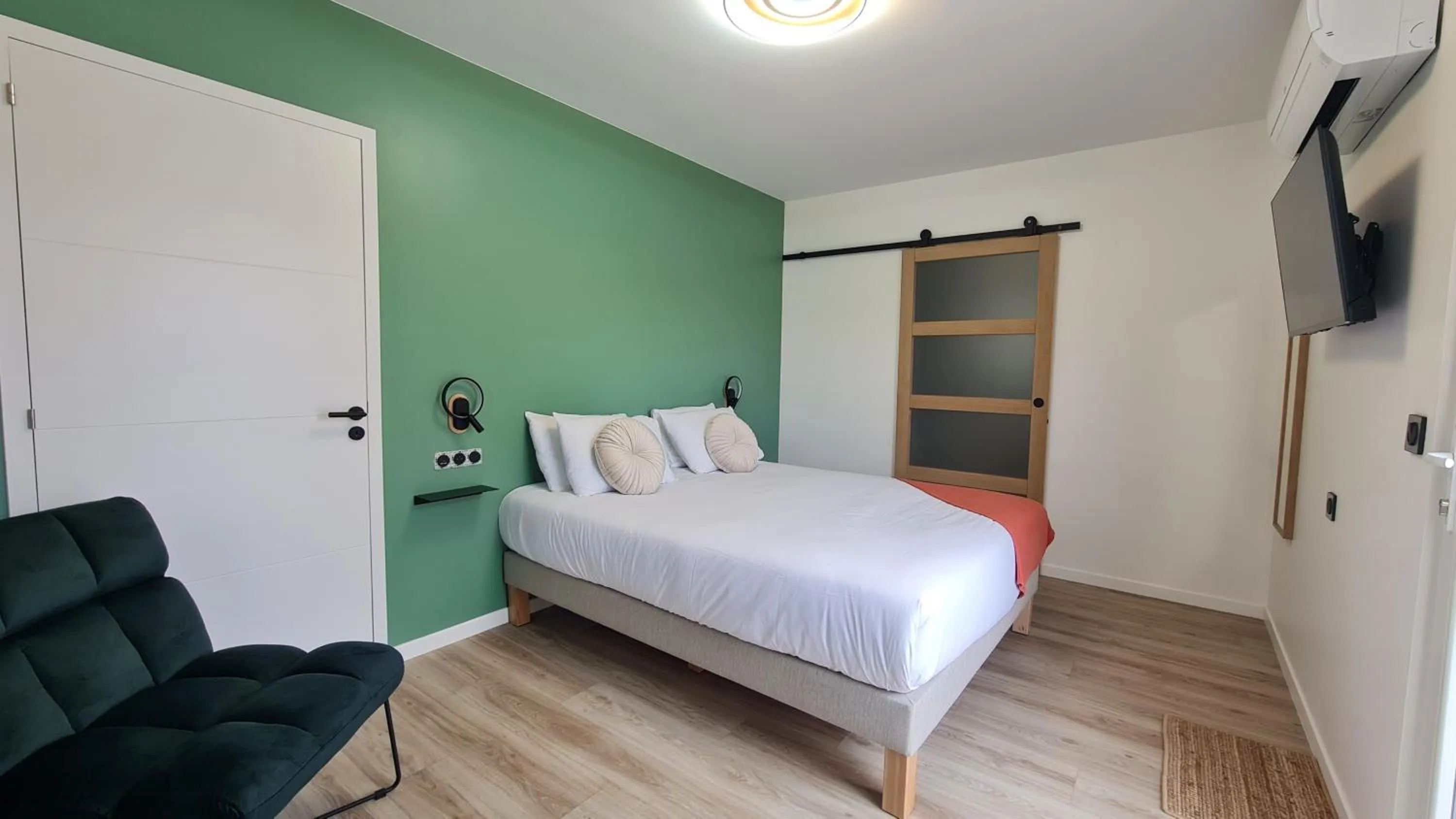 Bedroom, Bed in L'Expression