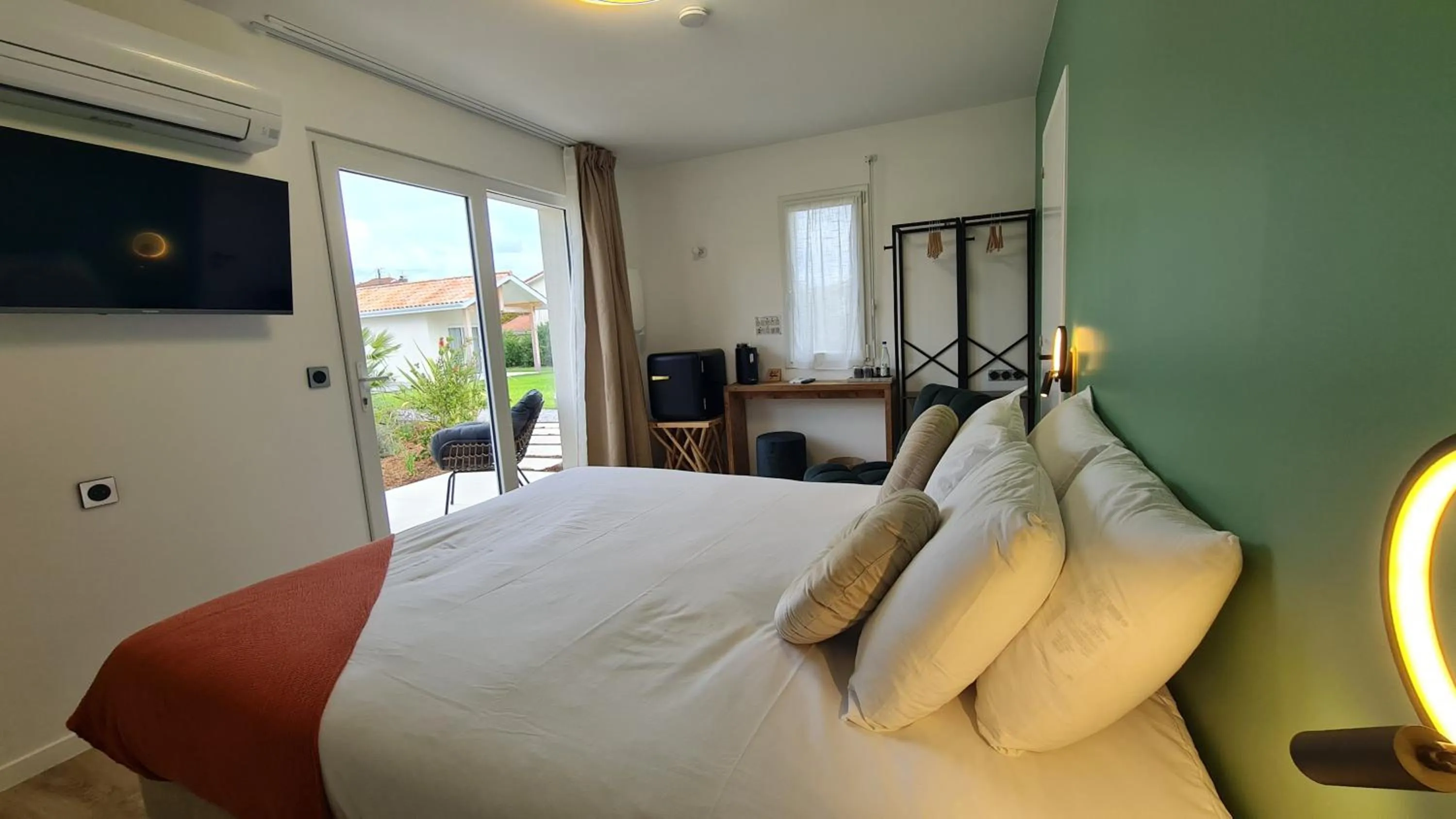 Photo of the whole room, Bed in L'Expression