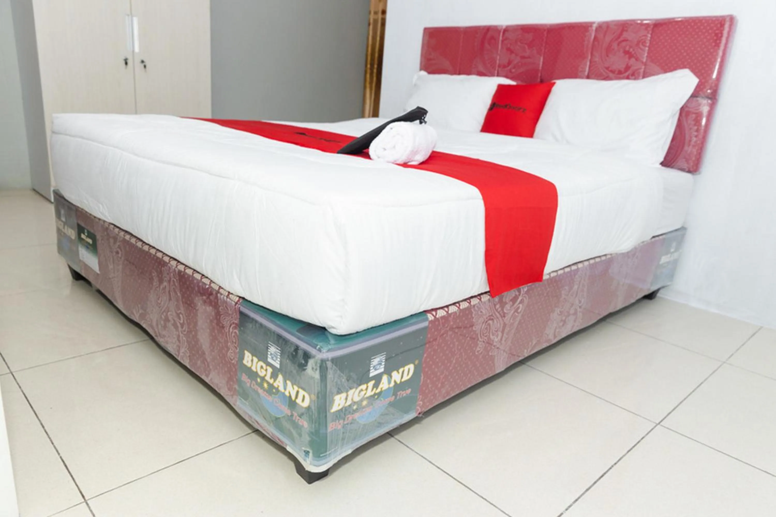 Bed in RedDoorz Plus near Transmart Kairagi Dua manado