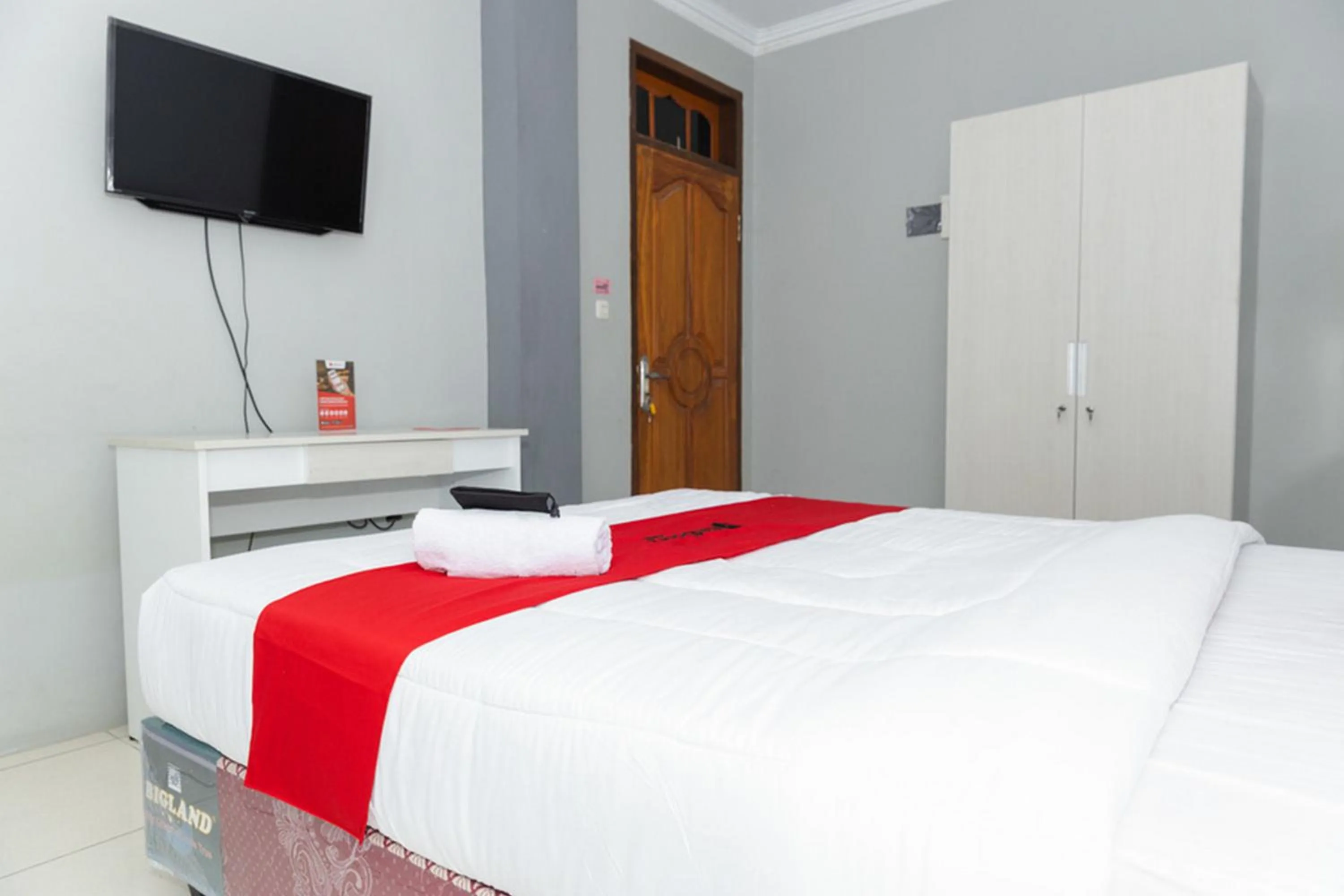 Bed in RedDoorz Plus near Transmart Kairagi Dua manado