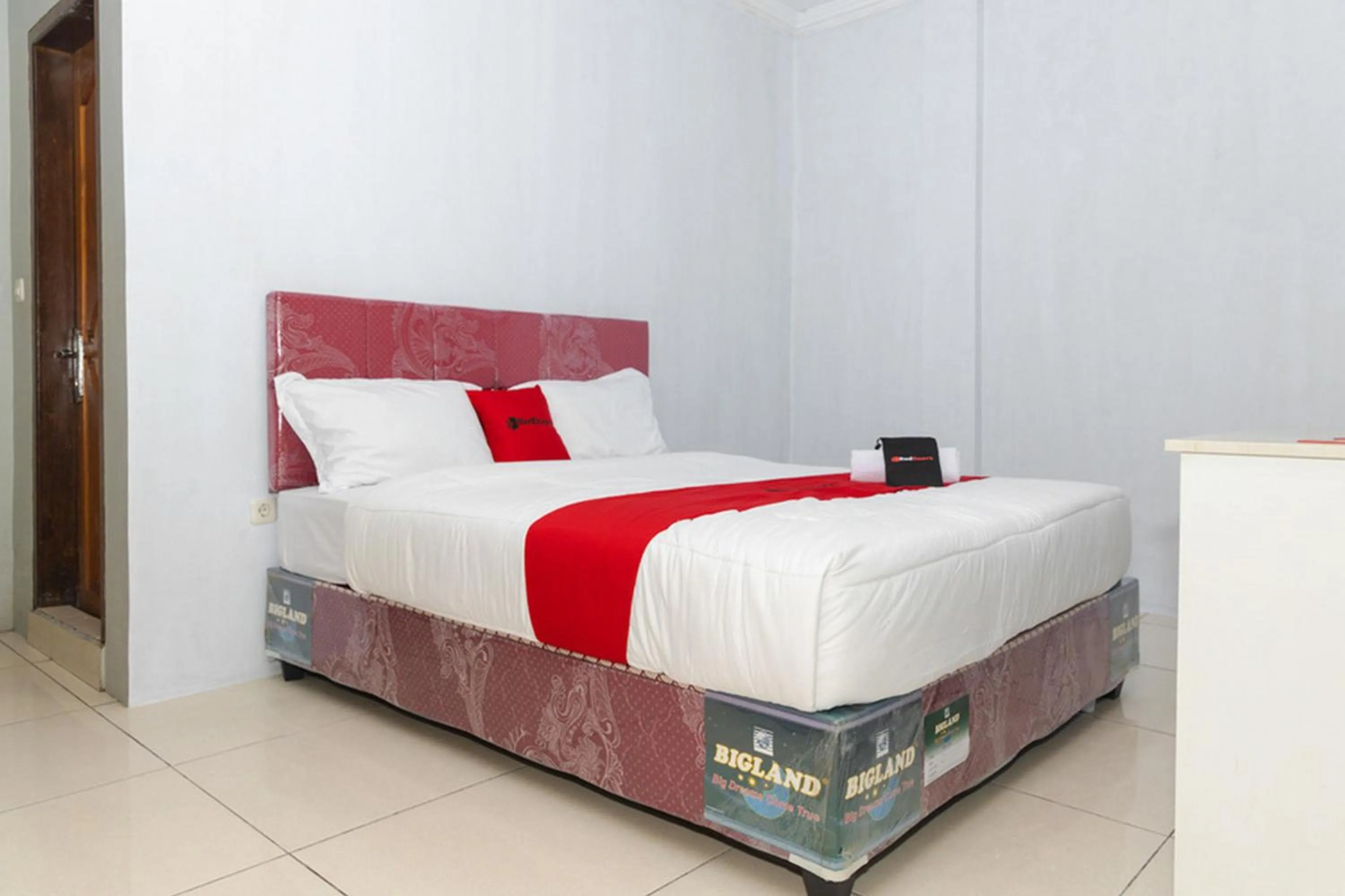 Bedroom, Bed in RedDoorz Plus near Transmart Kairagi Dua manado