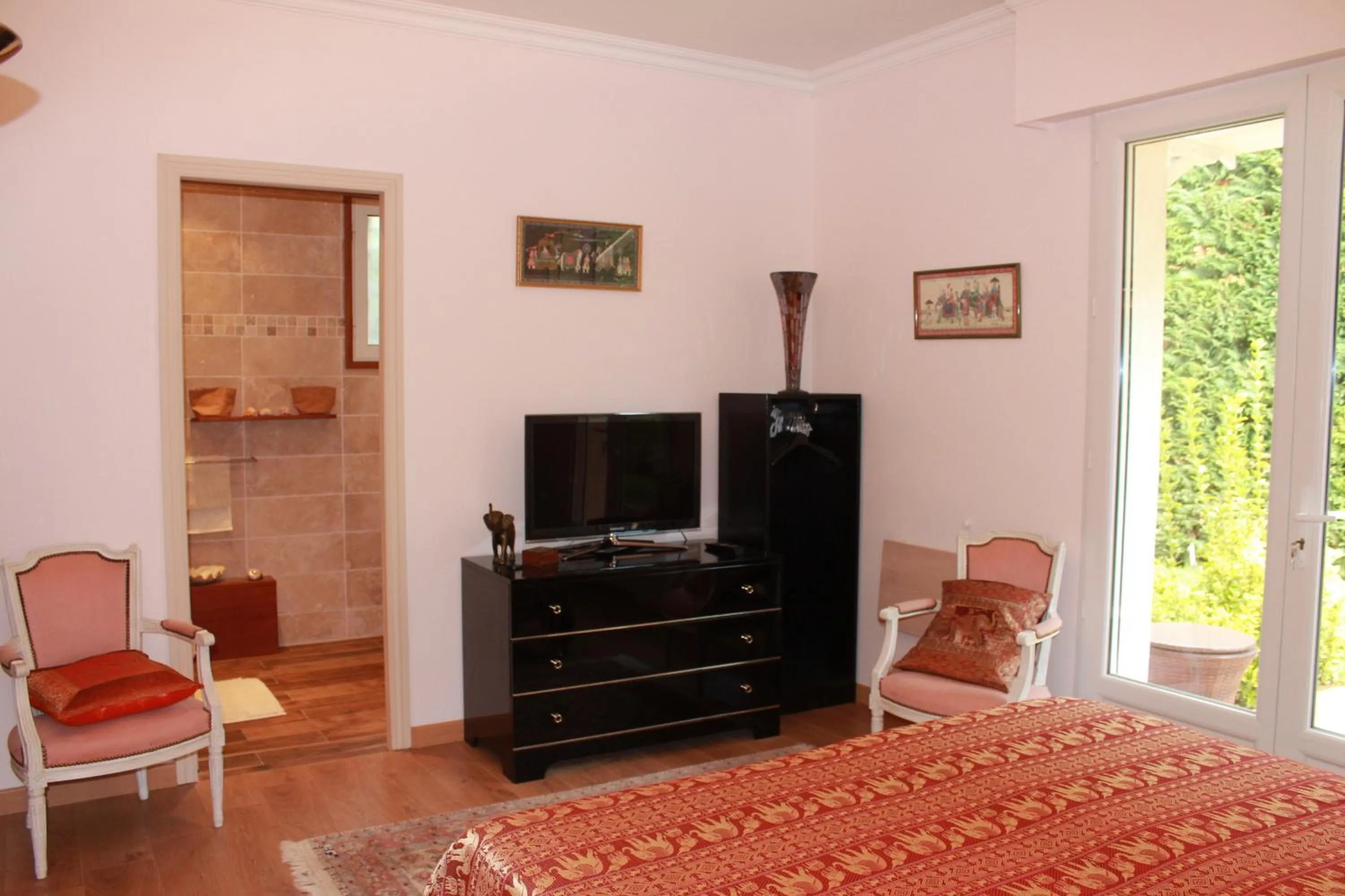 Photo of the whole room in La Villa Topi