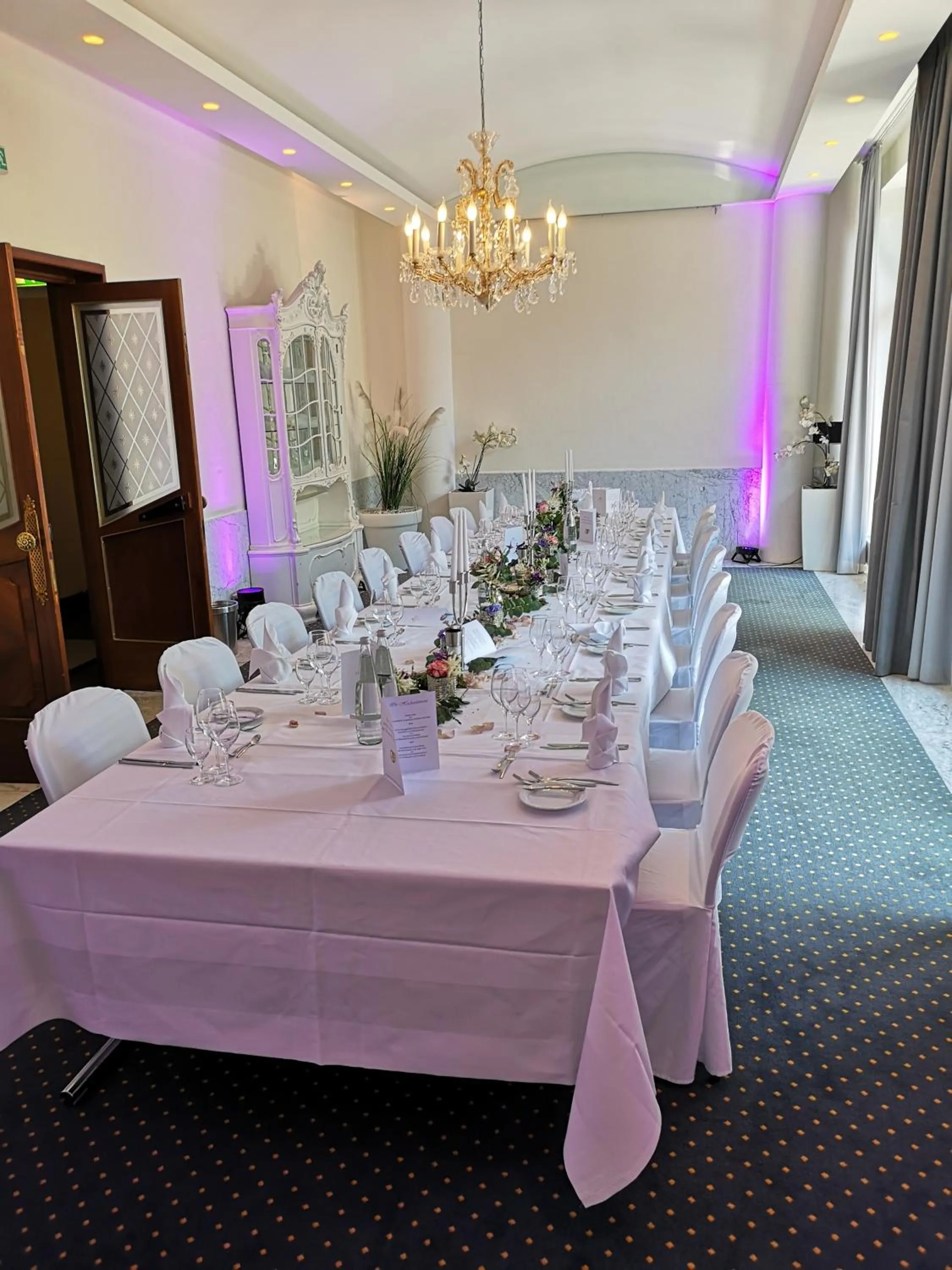 Restaurant/places to eat in Schlosshotel Kassel