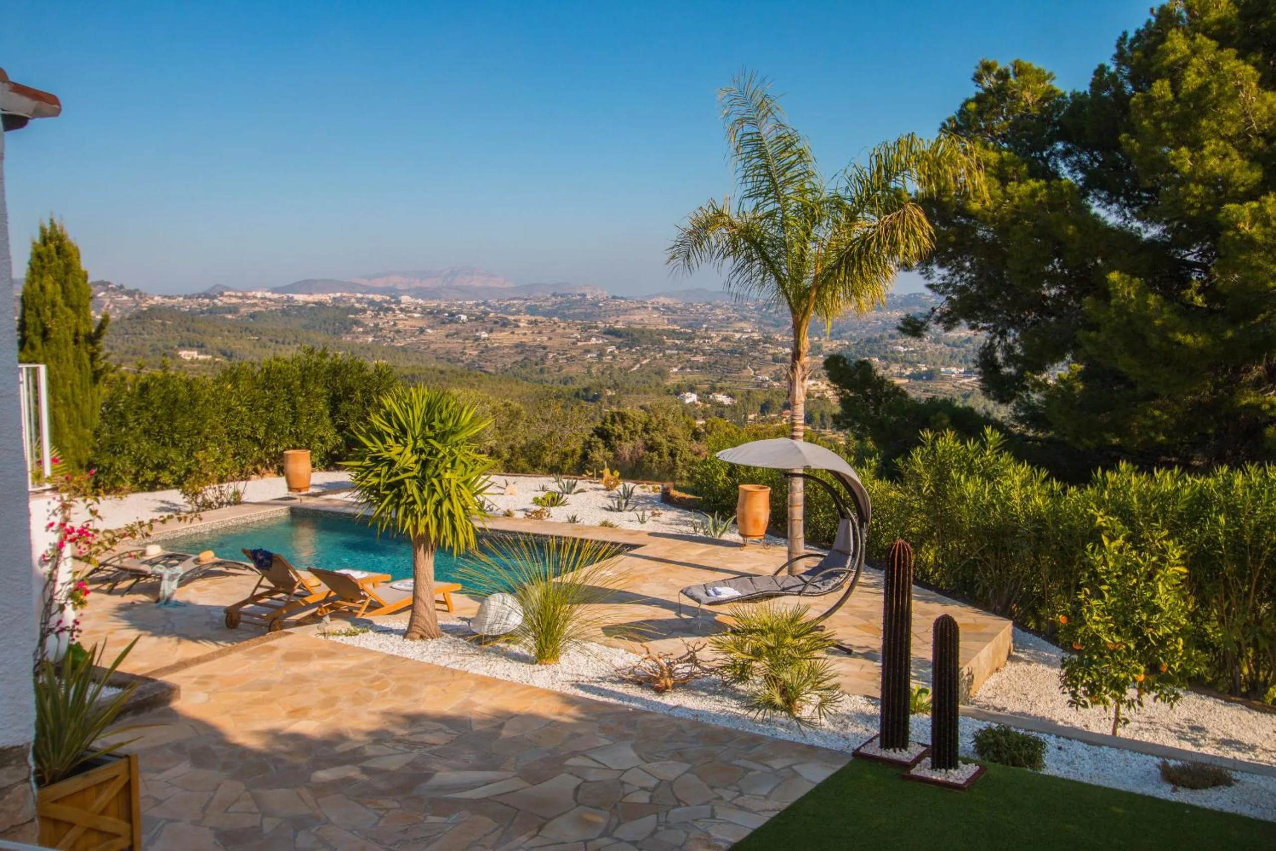 Swimming pool in Villa Teranga - PlusHolidays