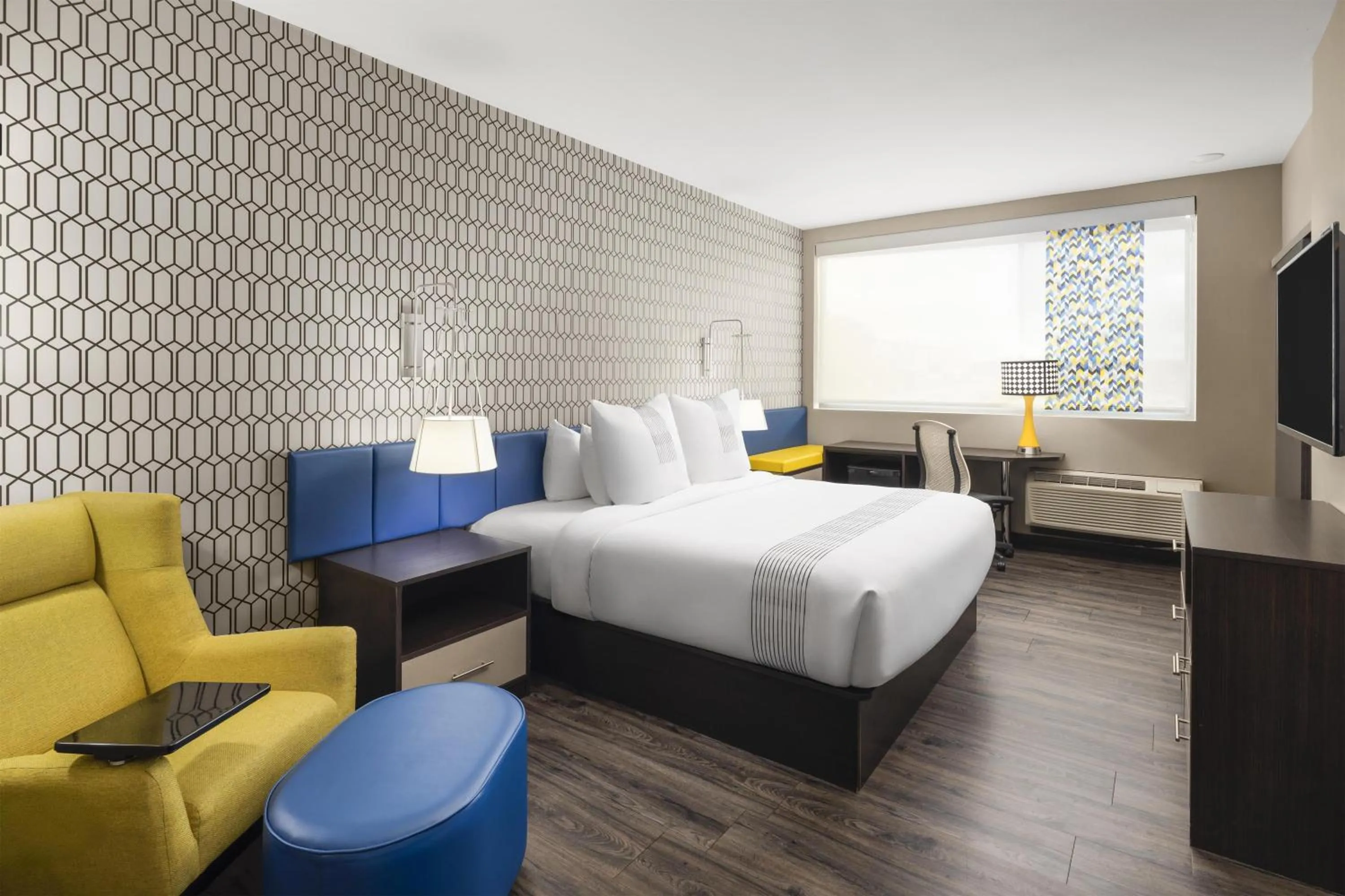 Bedroom, Bed in GLō Best Western Dawley Farms In Sioux Falls