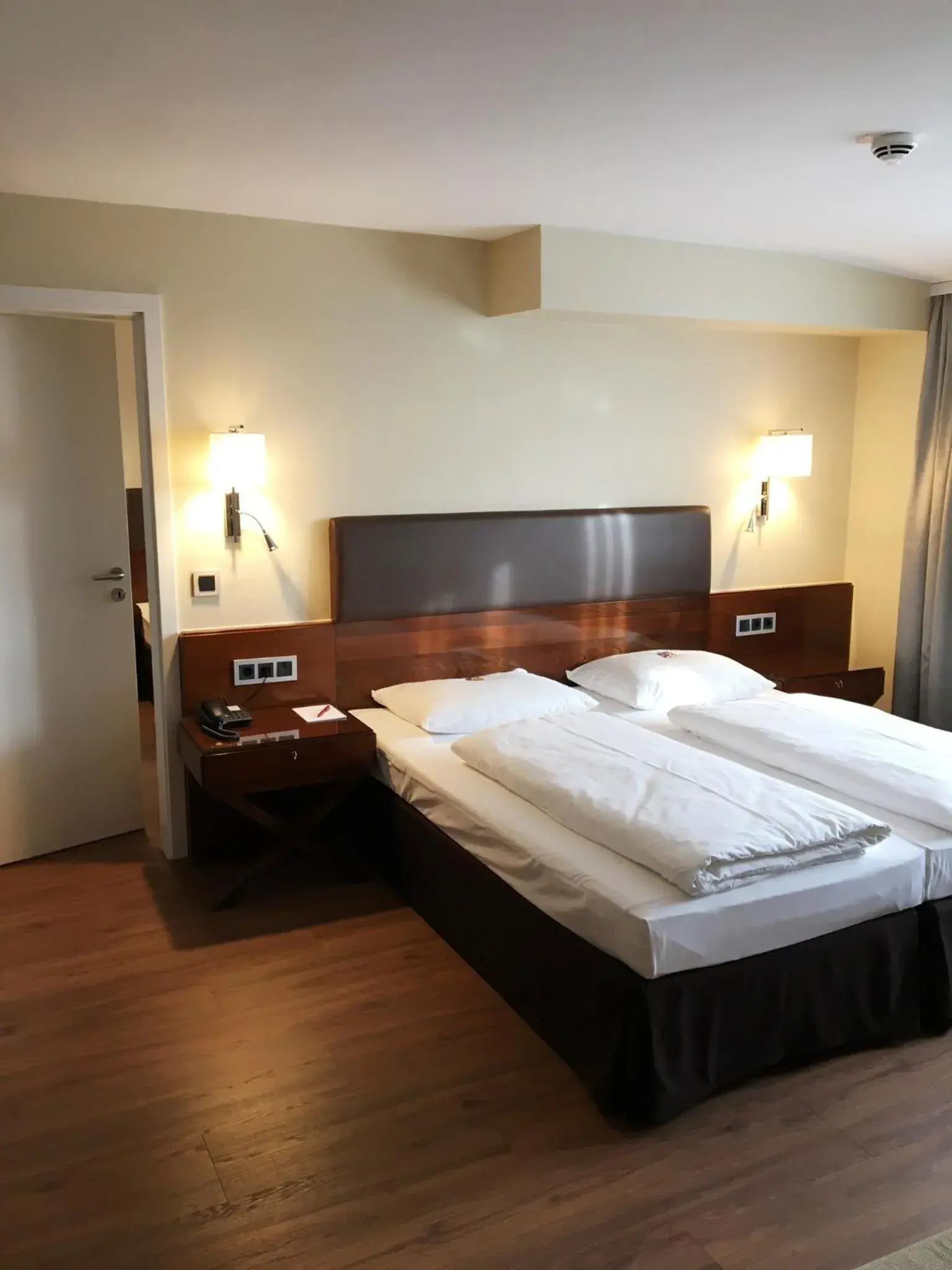 Photo of the whole room, Bed in Durer-Hotel