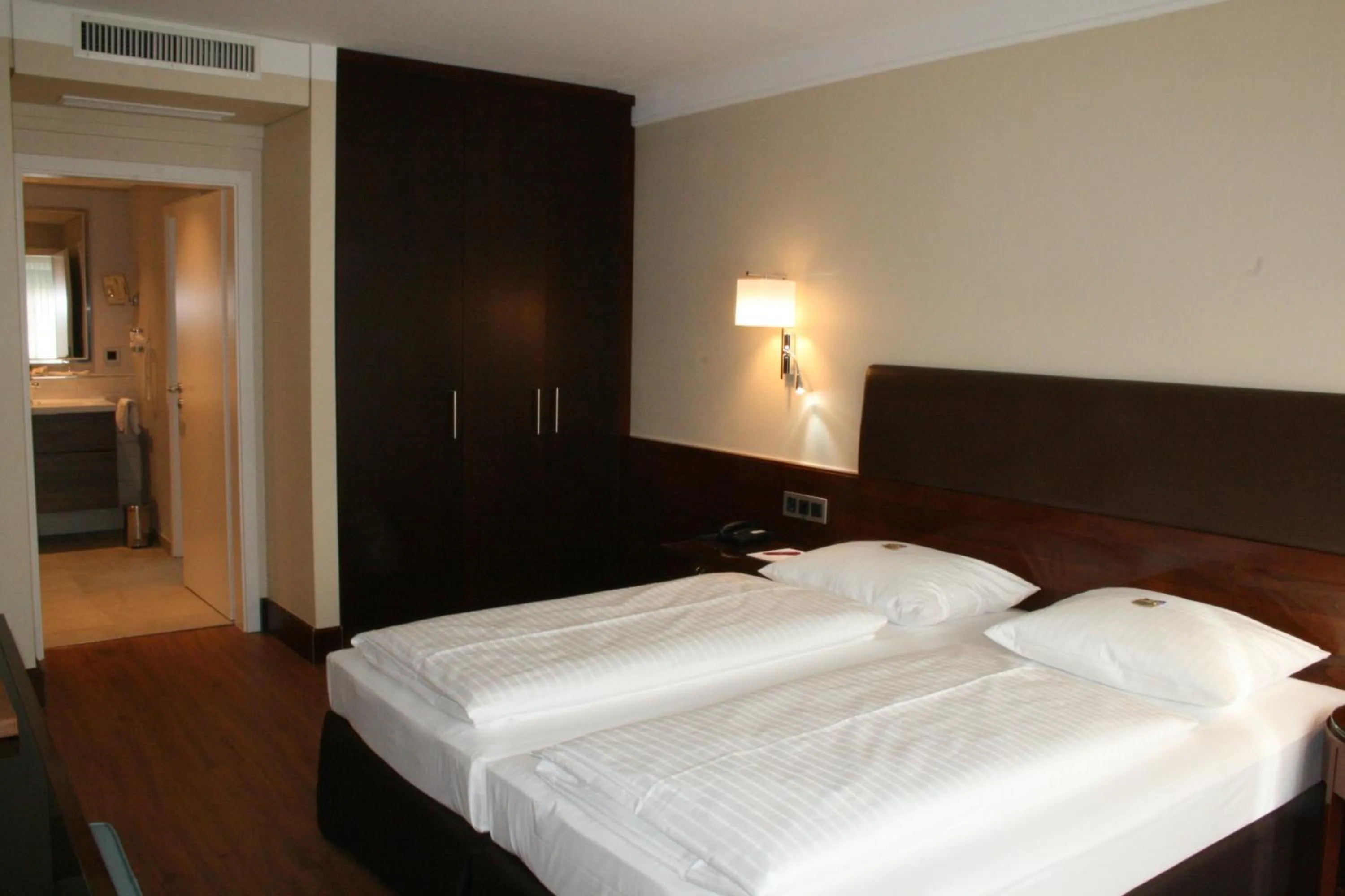Photo of the whole room, Bed in Dürer-Hotel