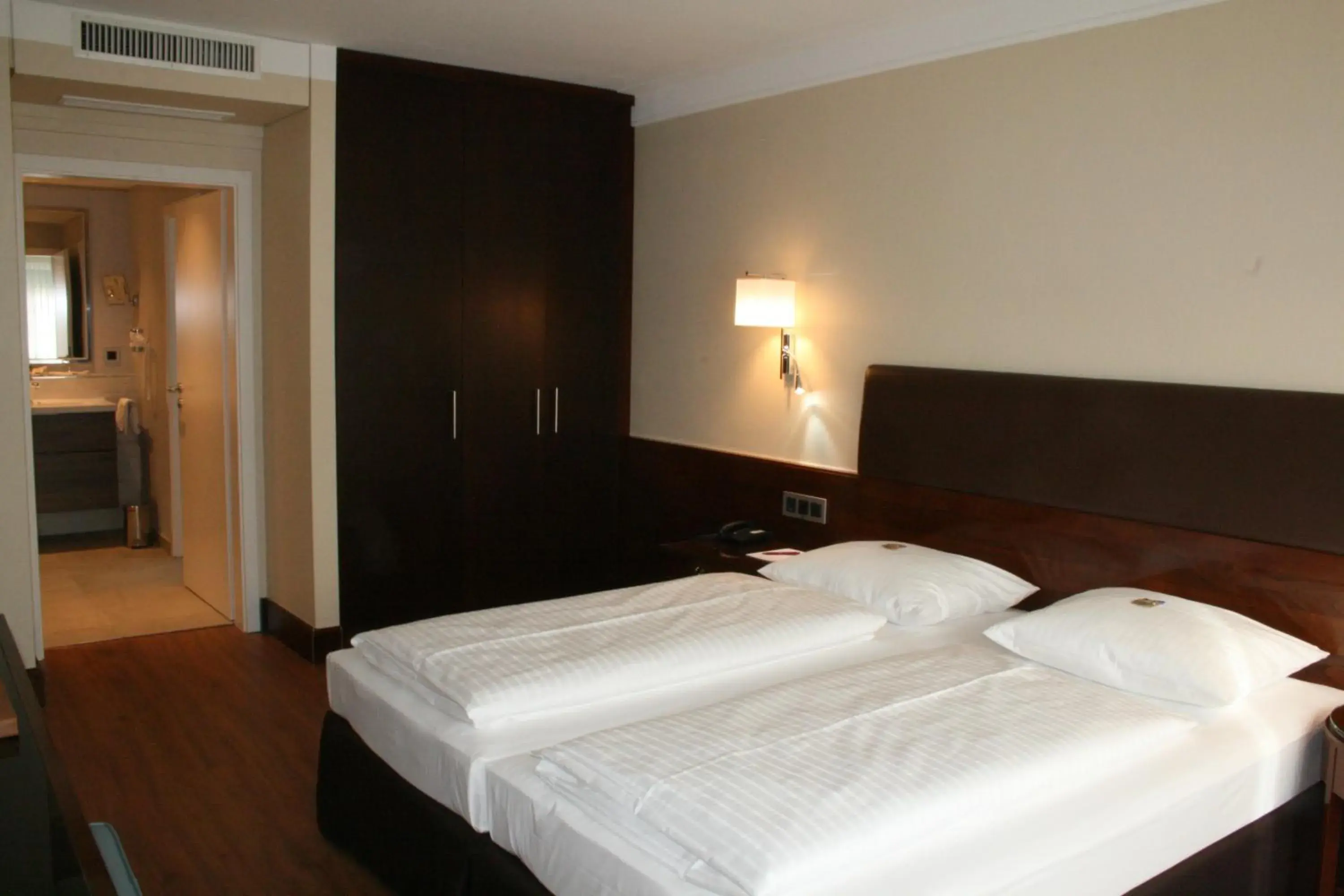 Photo of the whole room, Bed in Durer-Hotel