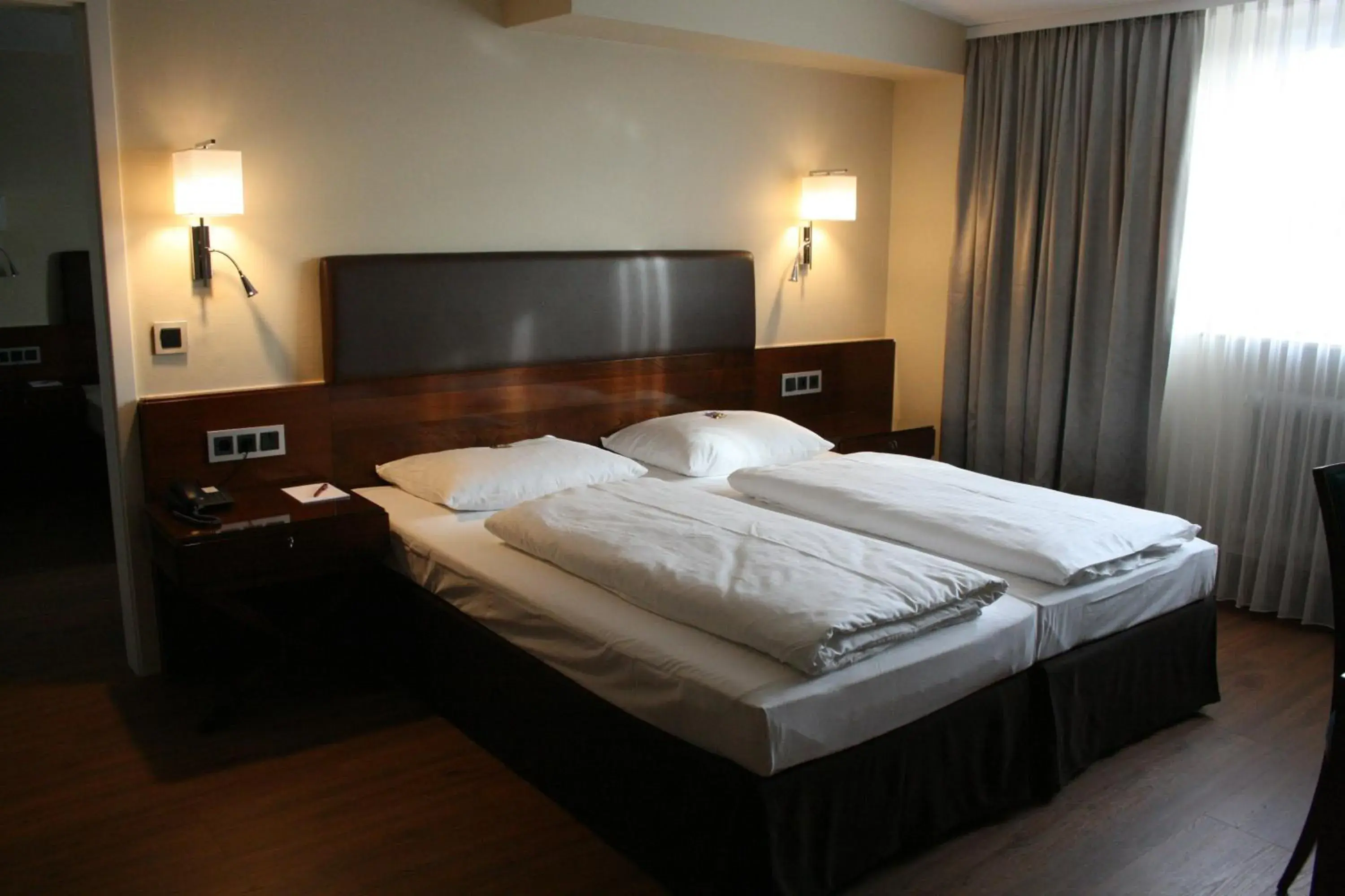 Photo of the whole room, Bed in Durer-Hotel