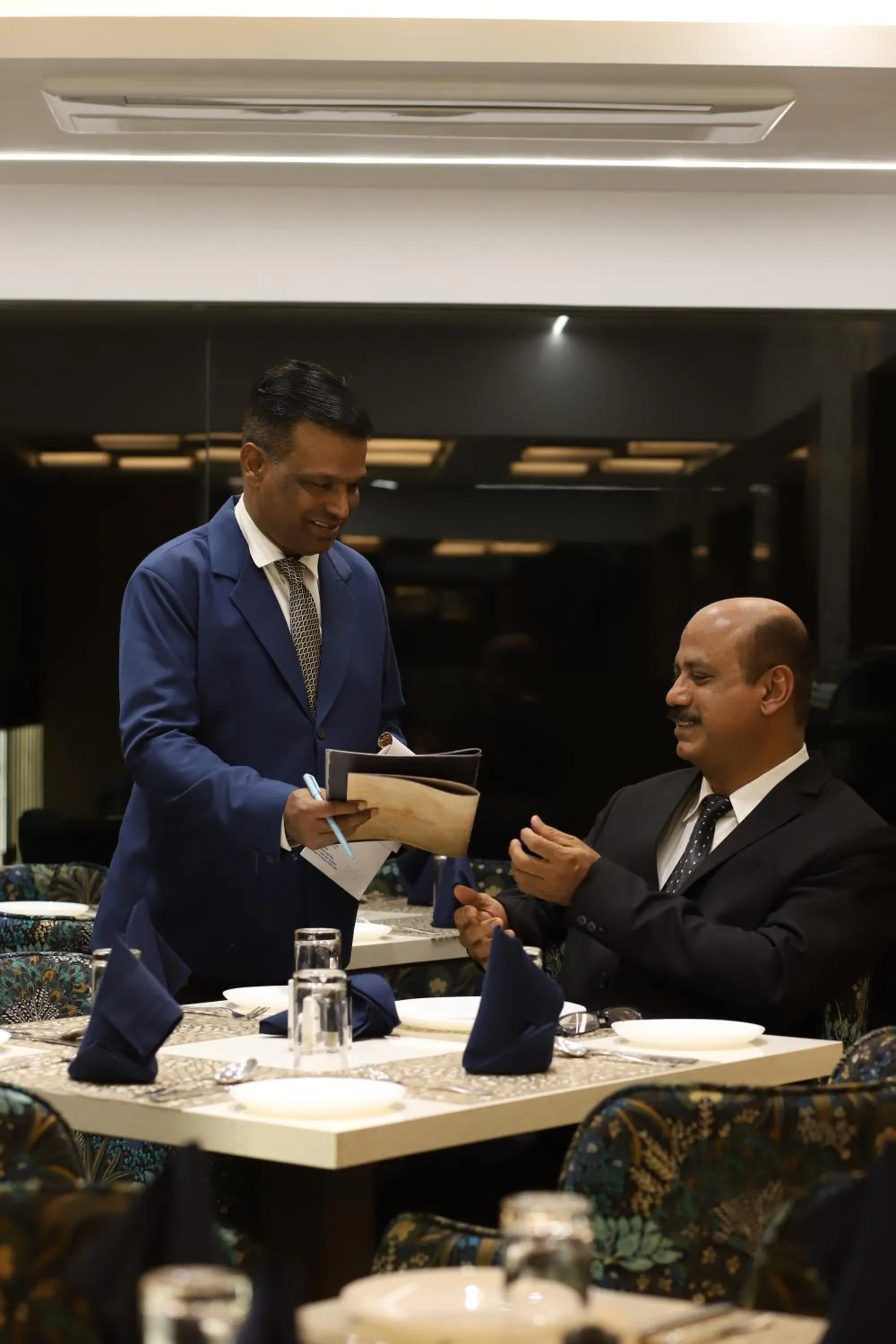 Restaurant/places to eat in Hotel Auris & Banquets, Mumbai International Airport