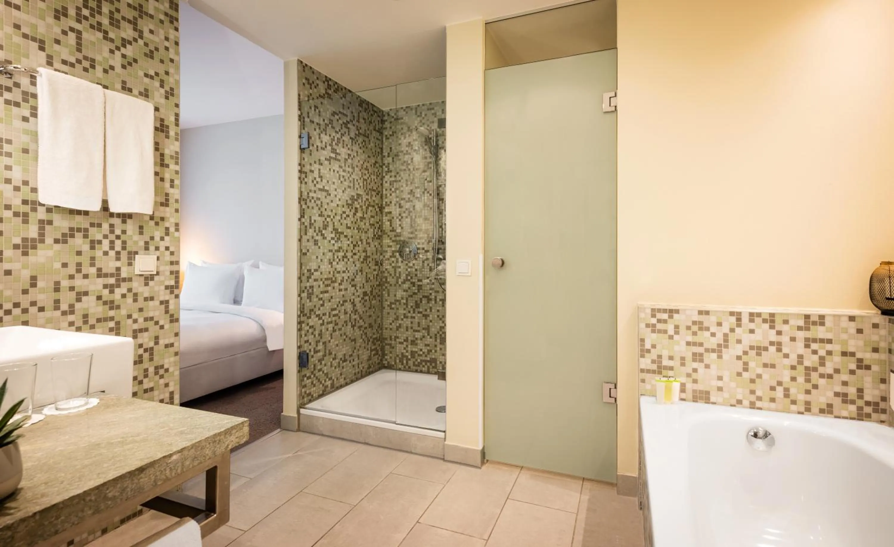 Shower, Bed in Lindner Hotel Berlin Ku'damm, part of JdV by Hyatt