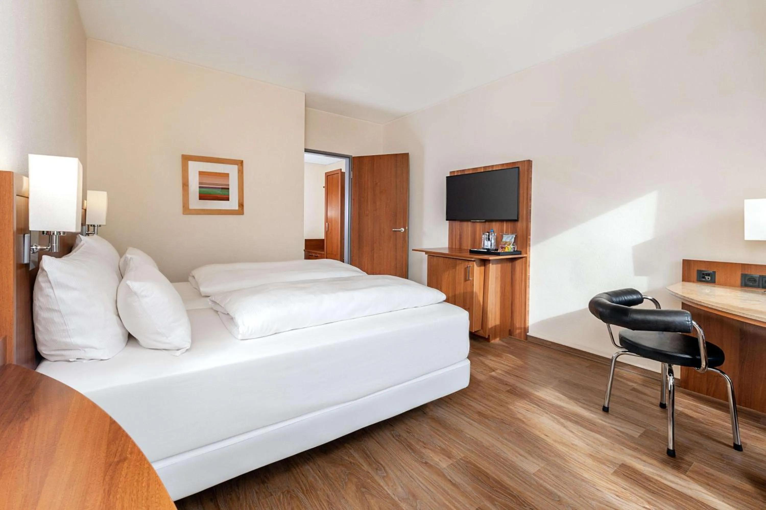 Photo of the whole room, Bed in NH München Ost Conference Center