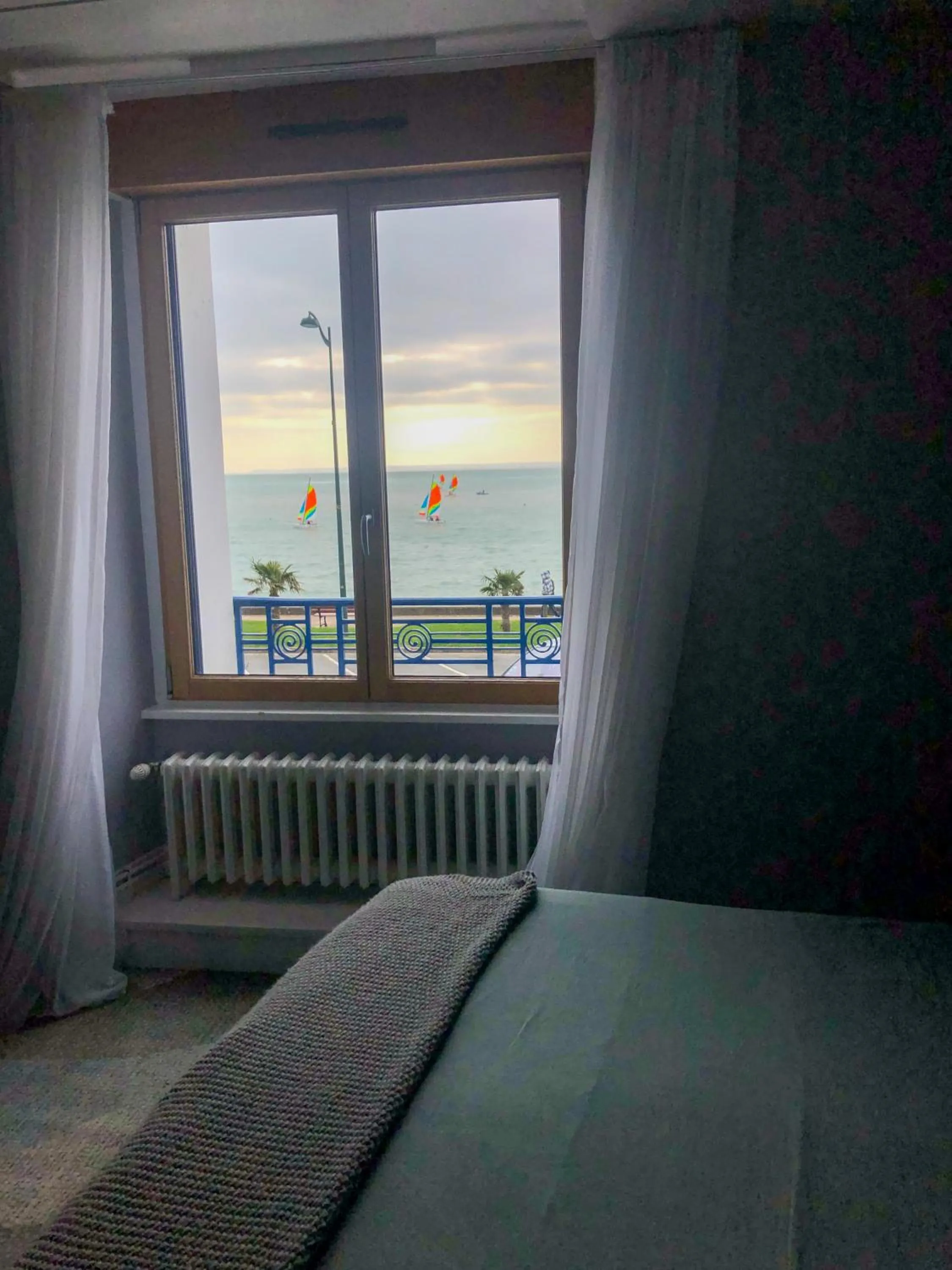 Photo of the whole room, Bed in Kêr L - Breizh & Breakfast