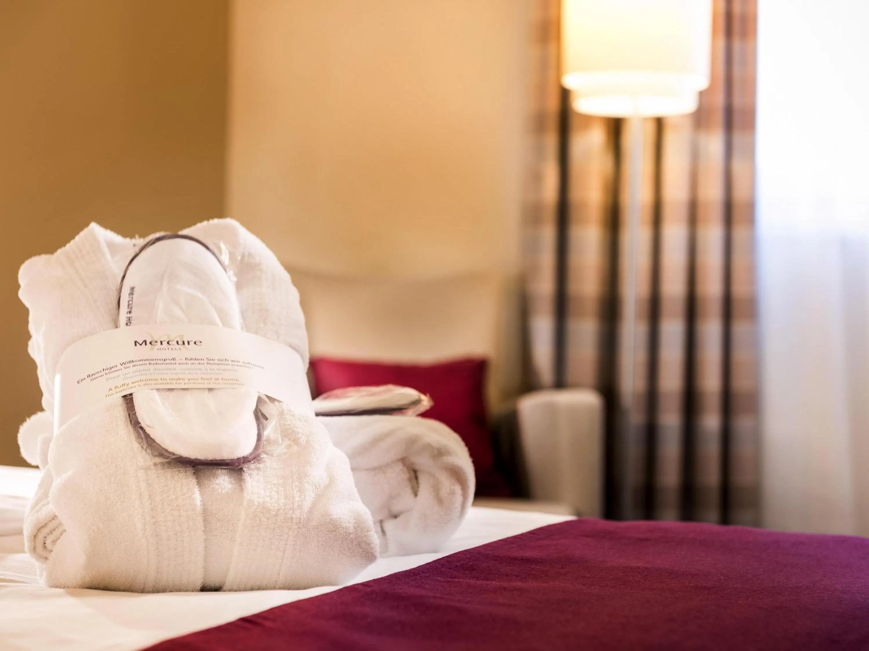 Property building, Bed in Mercure Hotel Frankfurt Eschborn Ost